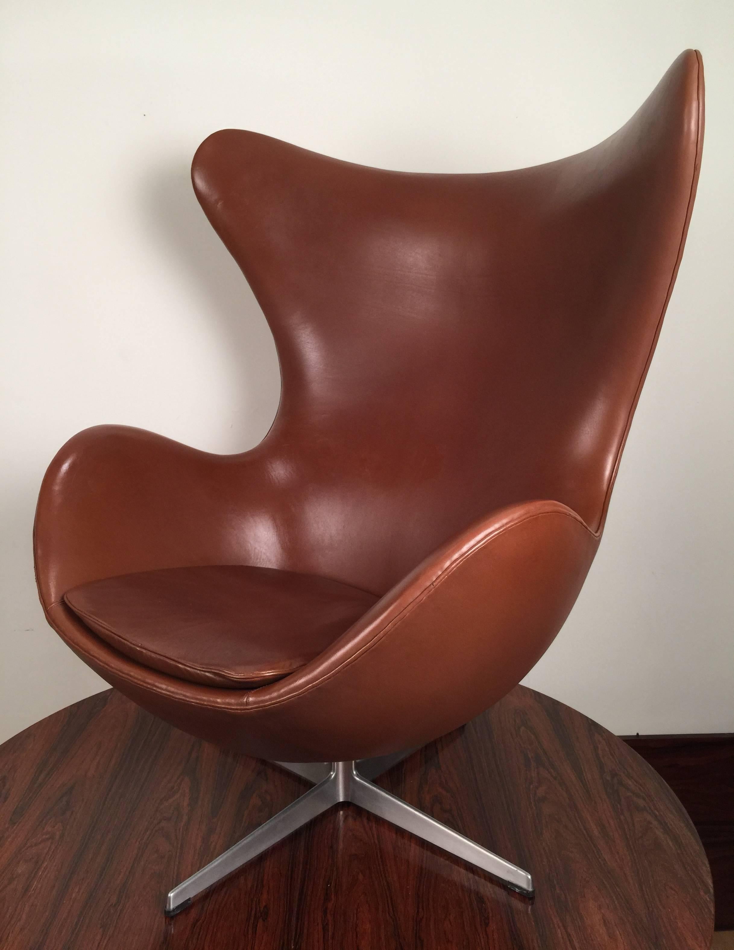 Italian Early Arne Jacobsen Egg Chair in Original Brown Leather by Fritz Hansen