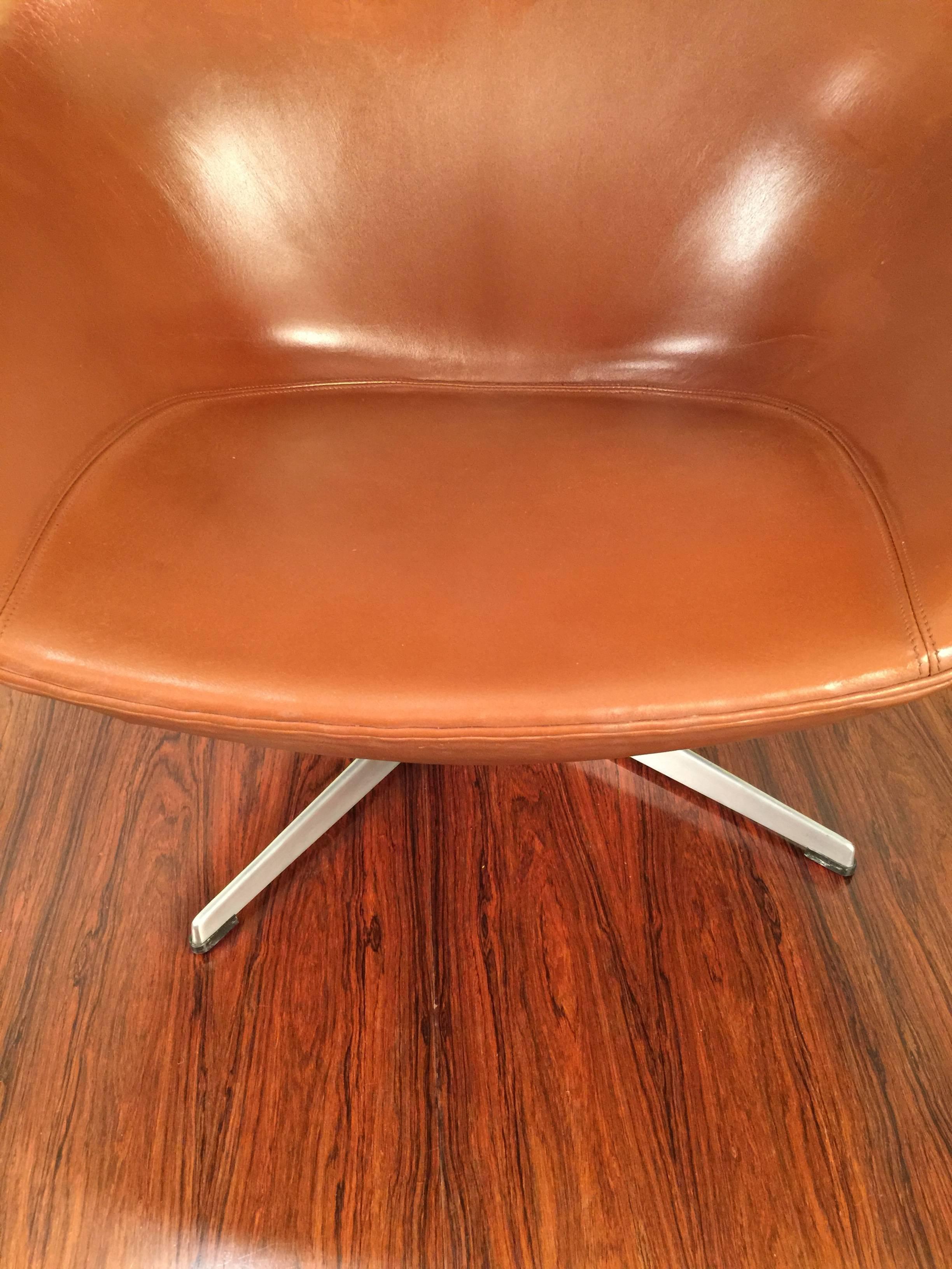 Early Arne Jacobsen Egg Chair in Original Brown Leather by Fritz Hansen In Good Condition In Madrid, ES