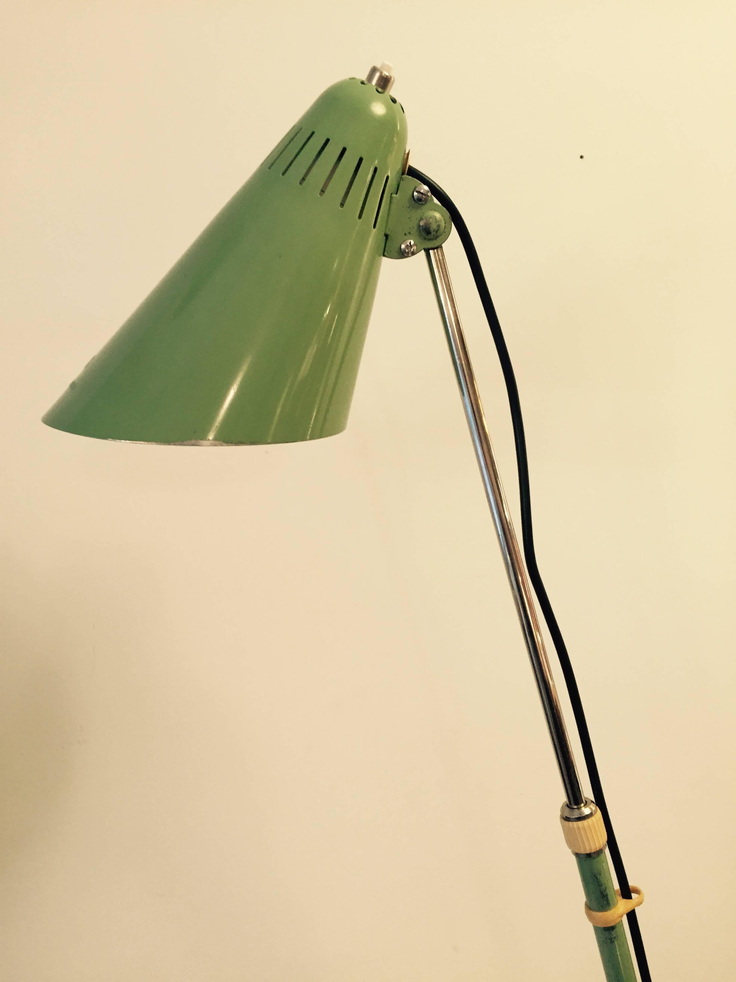 An Isis table lamp produced in West Germany early 1950s. Extensible arm, enameled green metal. Max. extension: 100 cm. The lamp has been fully restored and functions properly.