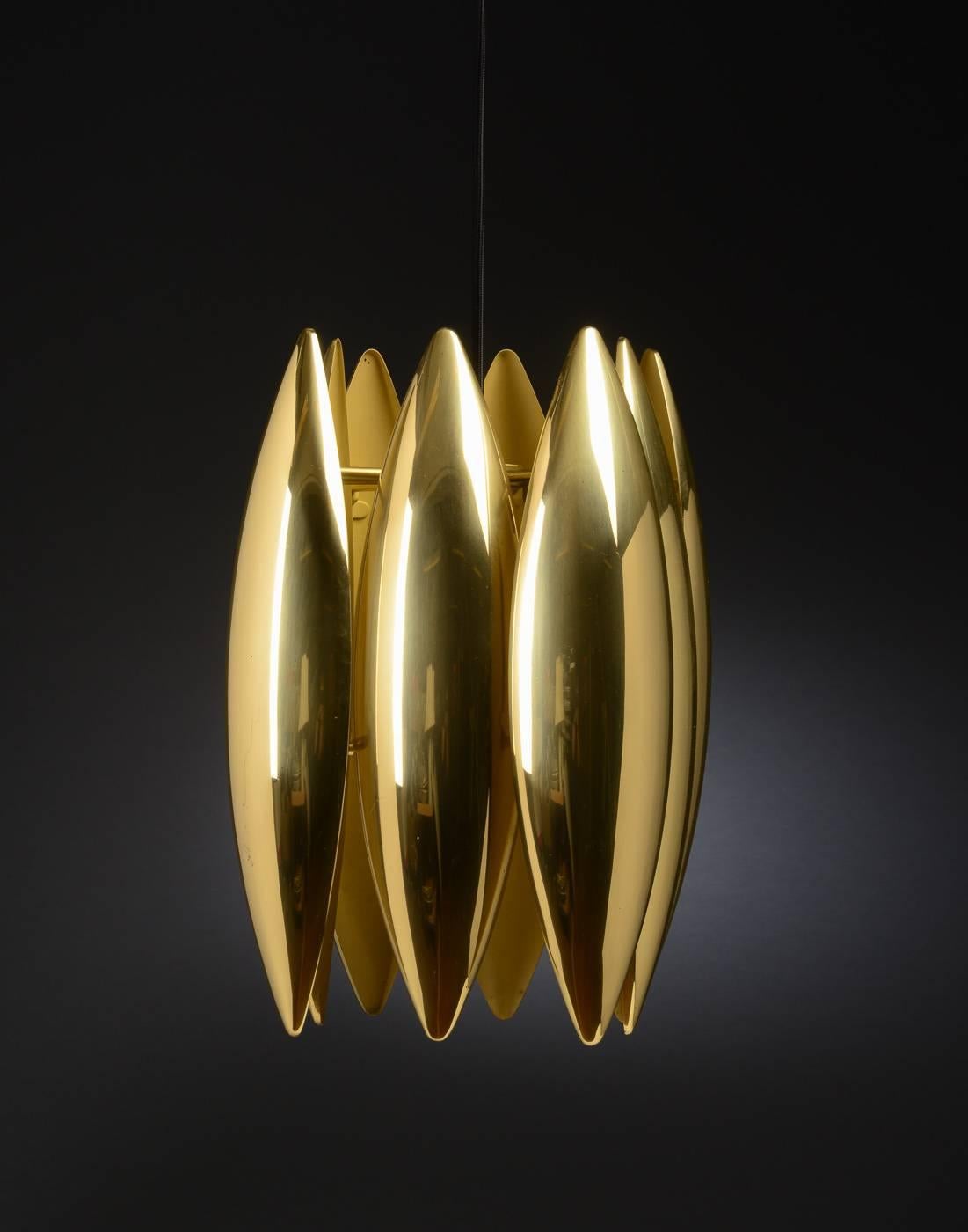A Danish pendant with screens in brass designed by Jo Hammerborg for Fog and Mørup in the 1970s.
Excellent condition.