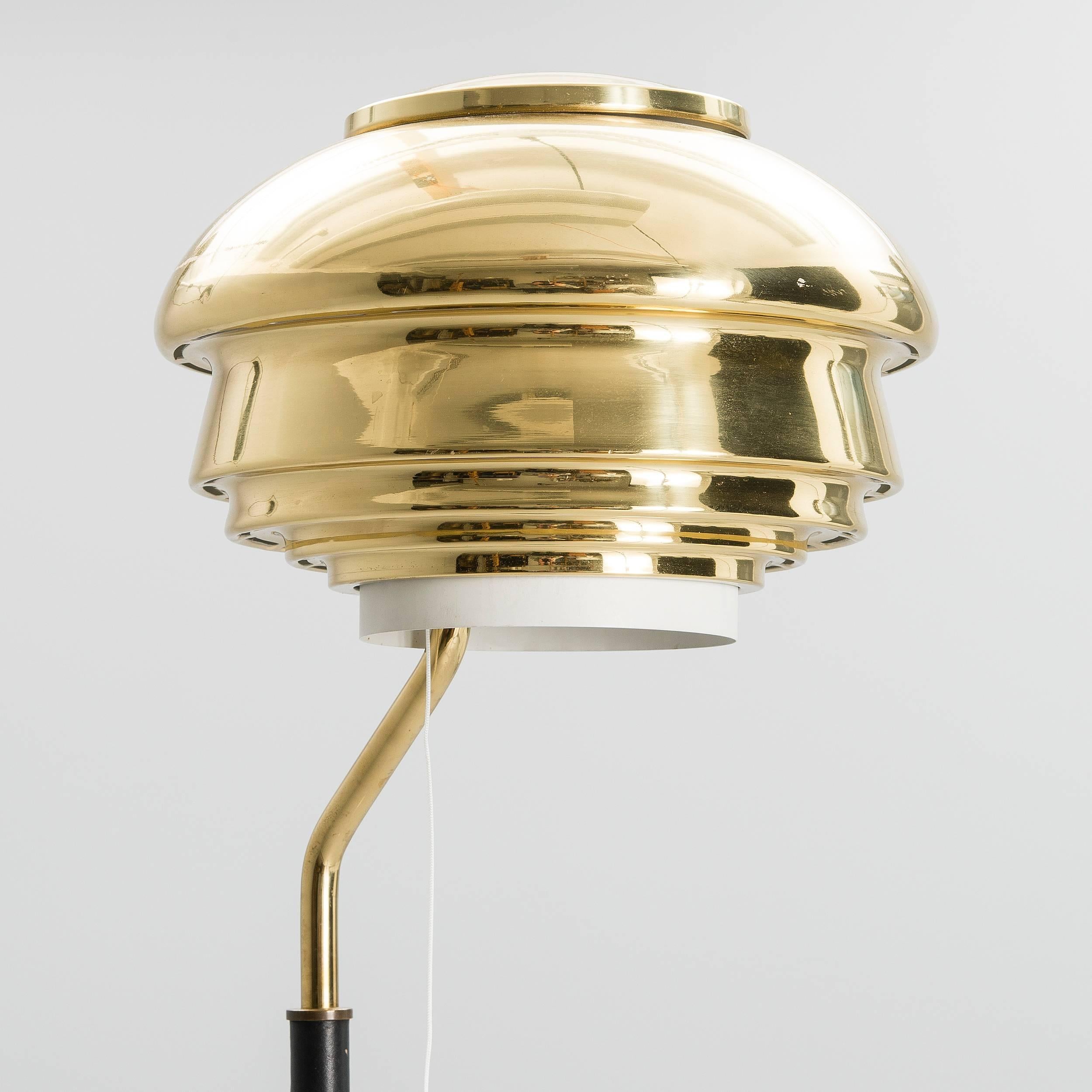 A floor lamp designed by Alvar Aalto, model A 808, and manufactured by Valaistustyö in the early 1950s. Brass, metal and black leather-covered stand.
Stamped "Valaistustyö̈ A808".
Measures: Height 167 cm and shade diameter 31