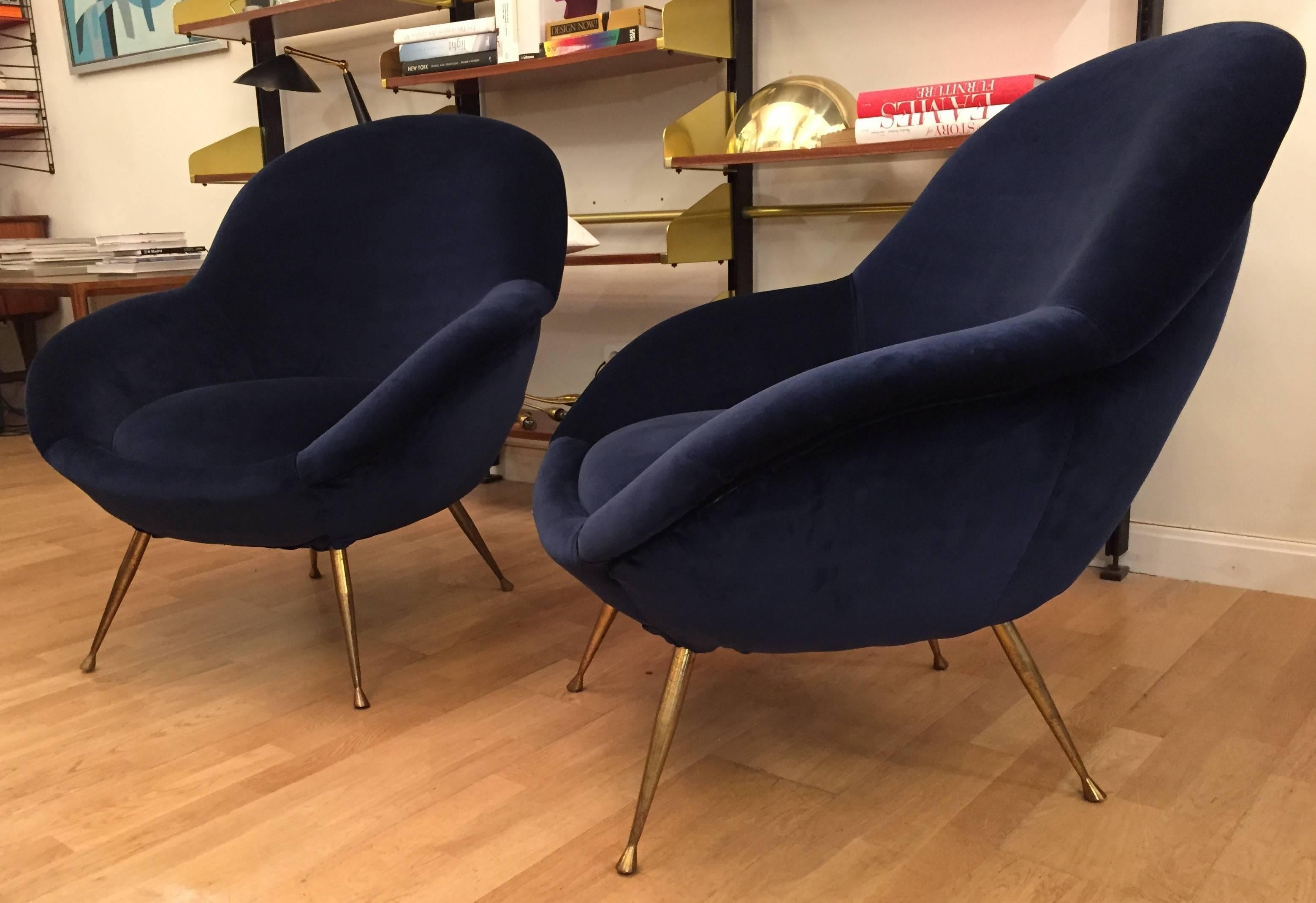 A luxury pair of Italian lounge armchairs edited by ISA in the 1950s. First quality navy velvet reupholstery and brass legs.
Impeccable and beautiful condition.
Shipping to anywhere in the world: up to 550 Euros.
