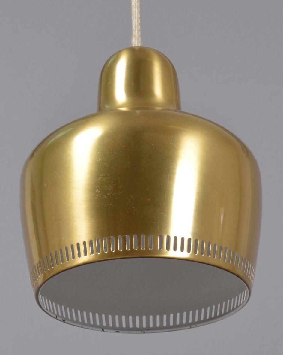A pendant lamp, golden bell model, designed by Alvar Aalto for the Savoy restaurant (Helsinki) and manufactured in the sixties by Louis Poulsen.
Shipping cost: 120 Euros to anywhere in the world, but complimentary to certain destinations.