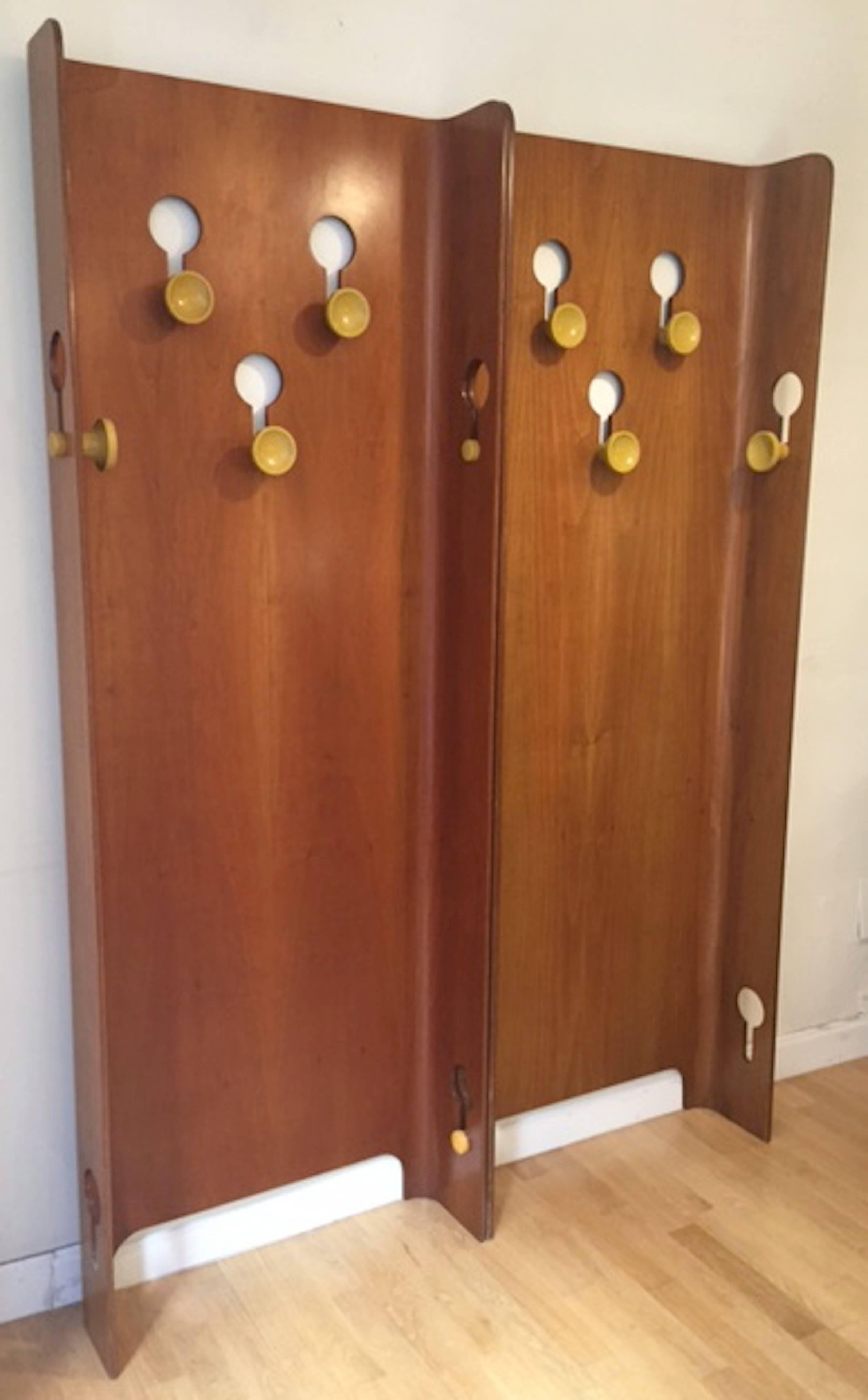 A very rare Midcentury rack coat made in 1955 by Fiarn, Venice (Italy). Walnut plymouth wood and bakelite hooks.
Excellent condition.
