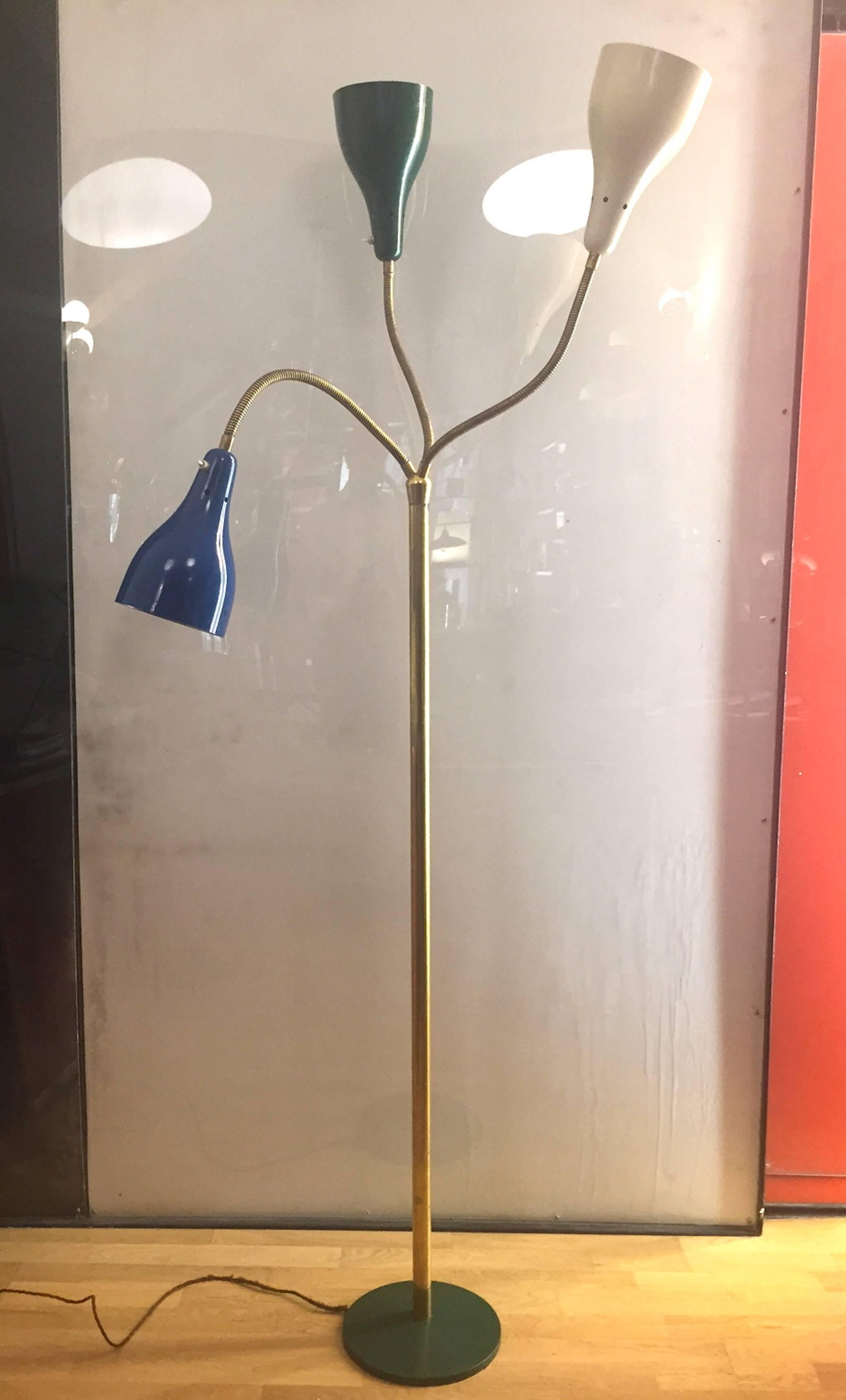 An original Italian floor lamp manufactured in the 1950s.Brass and enameled aluminium. Tress colored shades.
Excellent condition.
