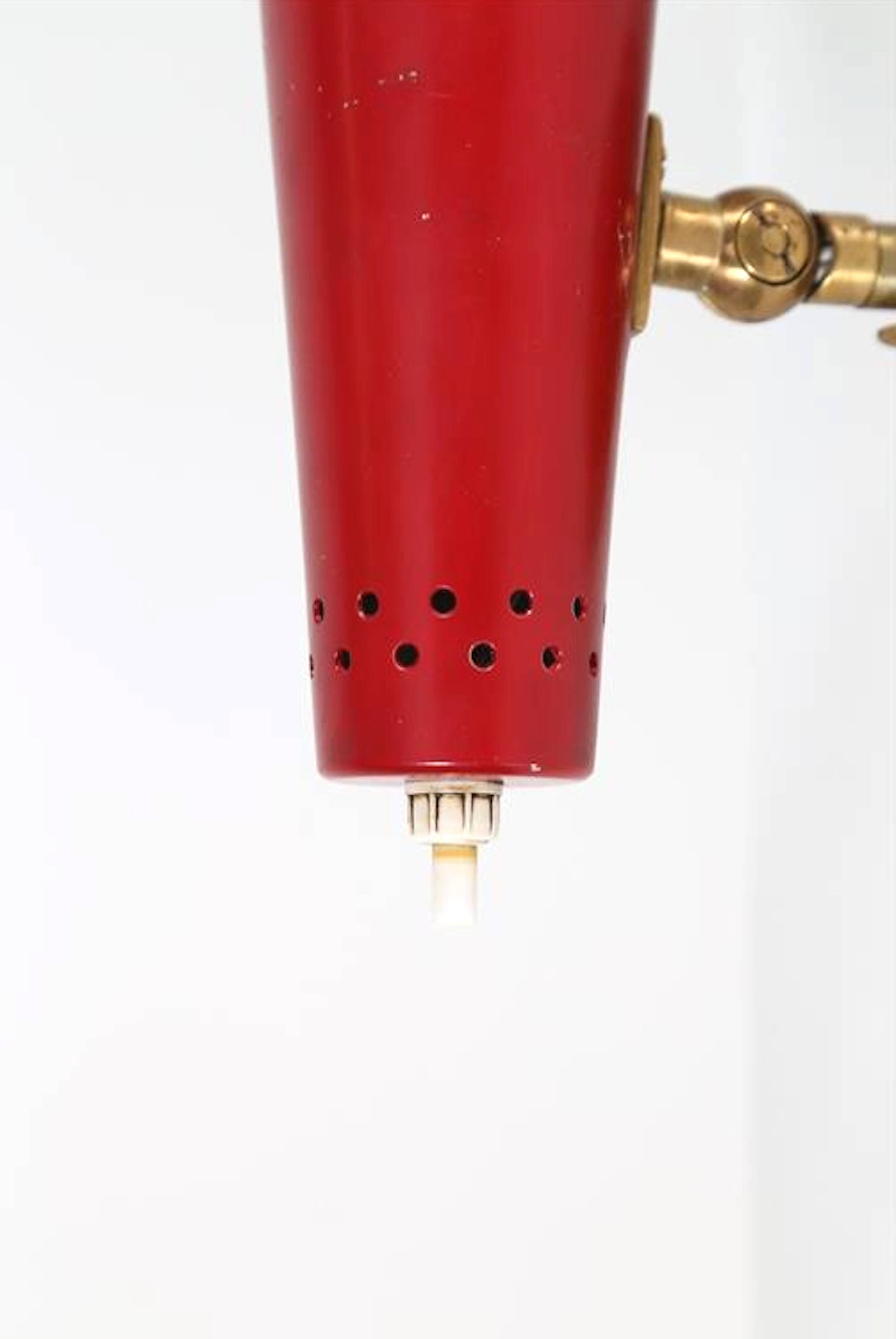 Quatre appliques rouges conçues par Gino Sarfatti et éditées par Arteluce en 1955, avec des réflecteurs réglables en aluminium laqué de couleur. Bras, pivot et base en laiton poli.
Litt. 