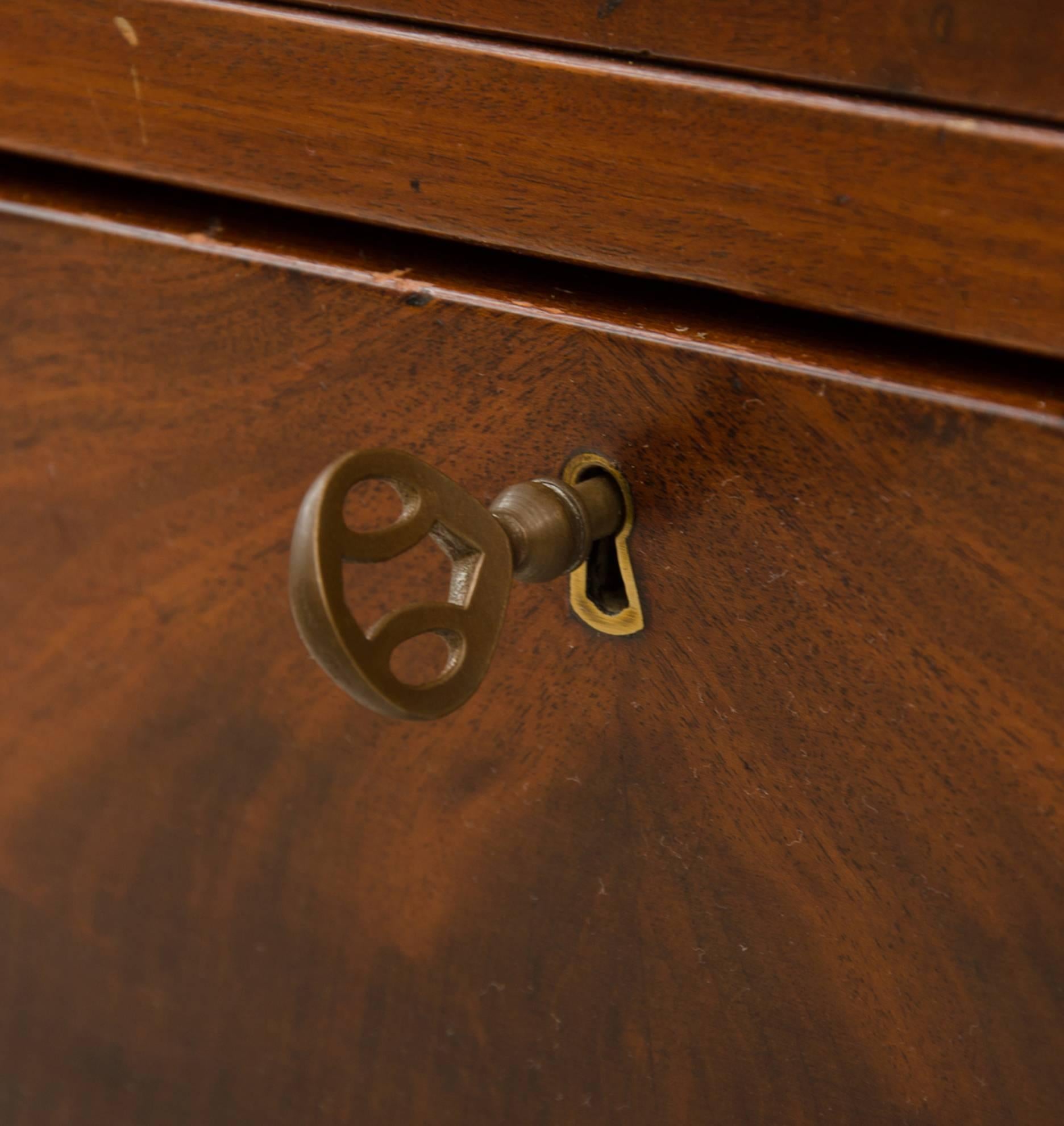 Walnut Dresser with Bookmatched Drawers, circa 1850s 1