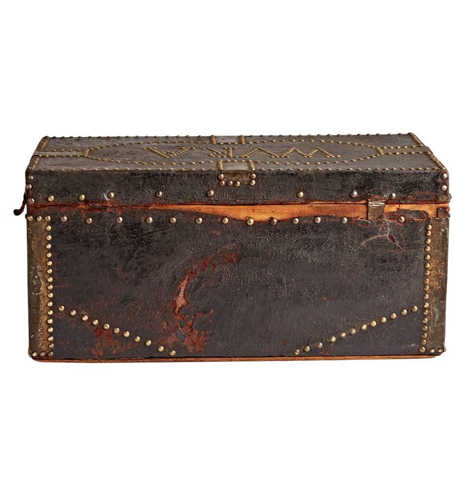 Leather-Clad Trunk with Nailhead Decoration, circa 1910 For Sale 4