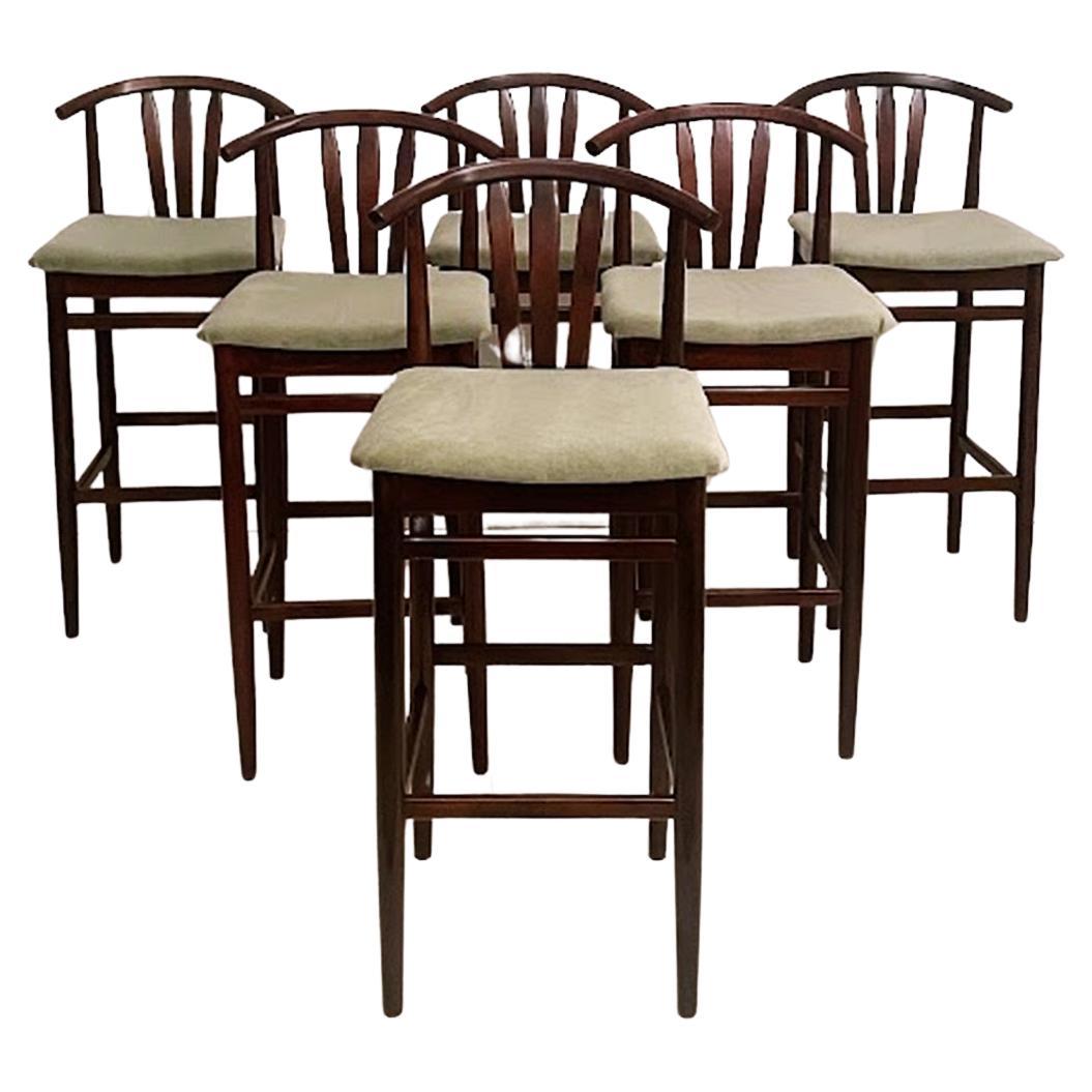 Découvrez ce tabouret de bar élégant et robuste du début des années 1970, fabriqué par Hajdúthonet à Debrecen, en Hongrie, spécialement pour le marché américain. Cette pièce unique est fabriquée en bois de hêtre cintré selon la méthode brevetée