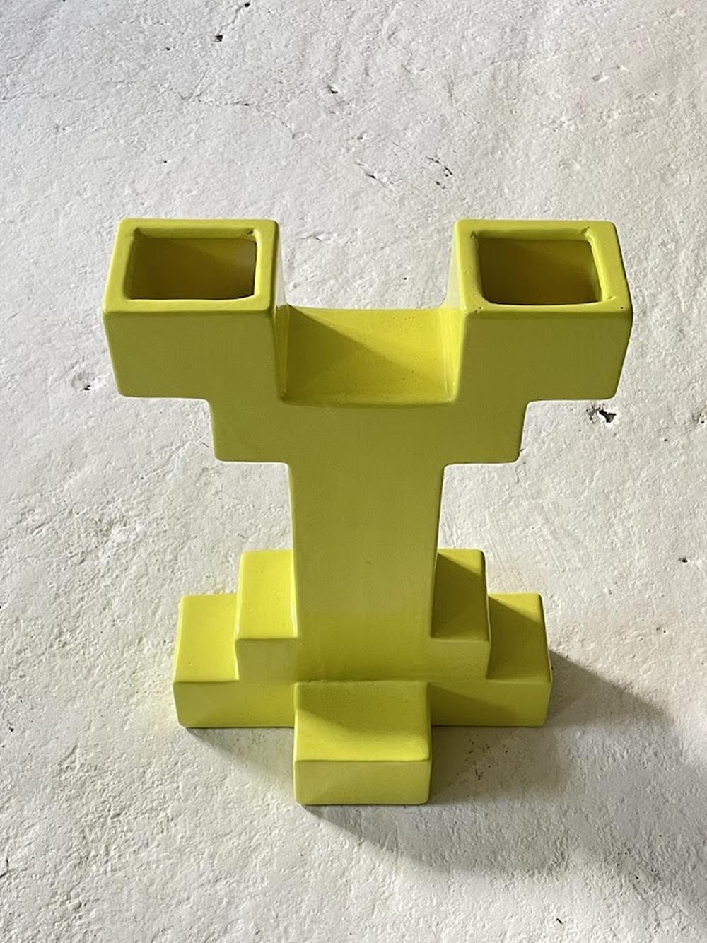 Realizzato dallo stimato Florio Keramia, questo vaso in ceramica Memphis Style chiamato Atzeco è una vera e propria incarnazione dell'arte postmoderna. Il suo design astratto è completato da una vibrante tonalità di blu e da una finitura lucida,