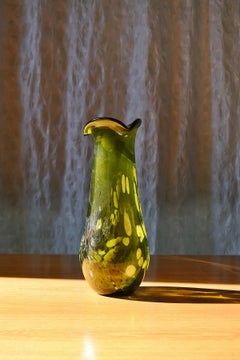 Vaso in vetro artistico verde oliva dalla forma libera, opera di Gyula Budveszel, Ungheria, anni ’90