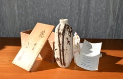 Vaso in ceramica artigianale giapponese con decorazione a bambù e scatola di legno con iscrizione