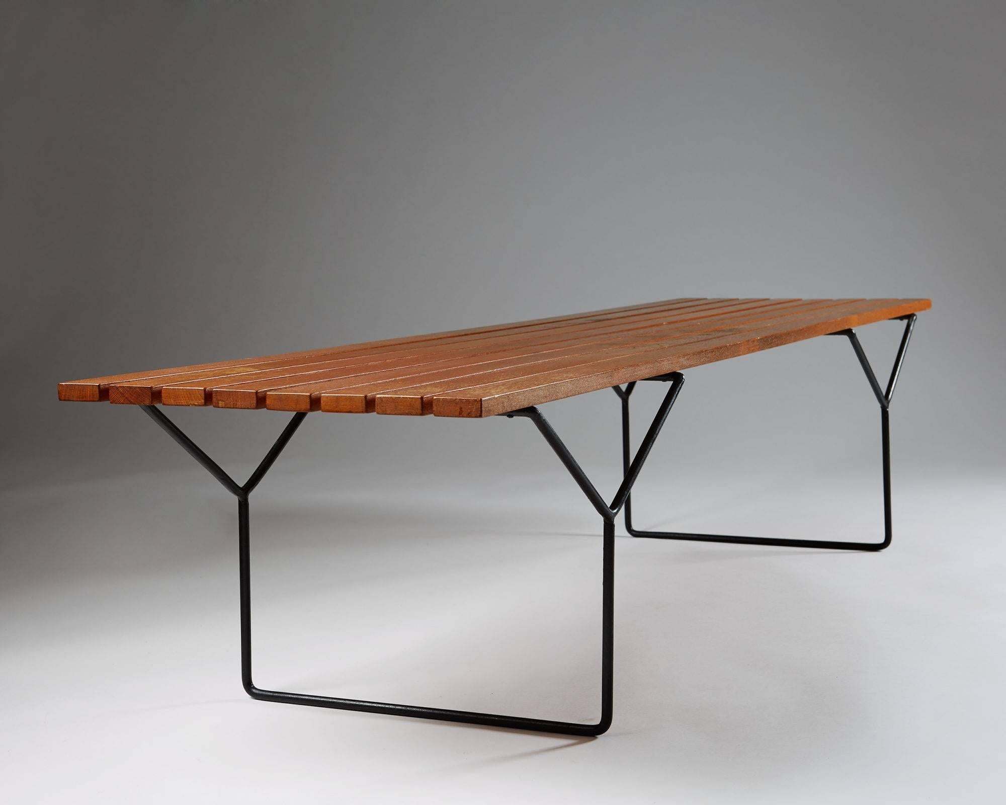 Bench designed by Harry Bertoia for Knoll International, USA, 1952.
Lacquered steel and teak.

H: 40 cm/ 15 3/4''
L: 183 cm/ 6'
D: 47 cm/ 18 1/2''
  