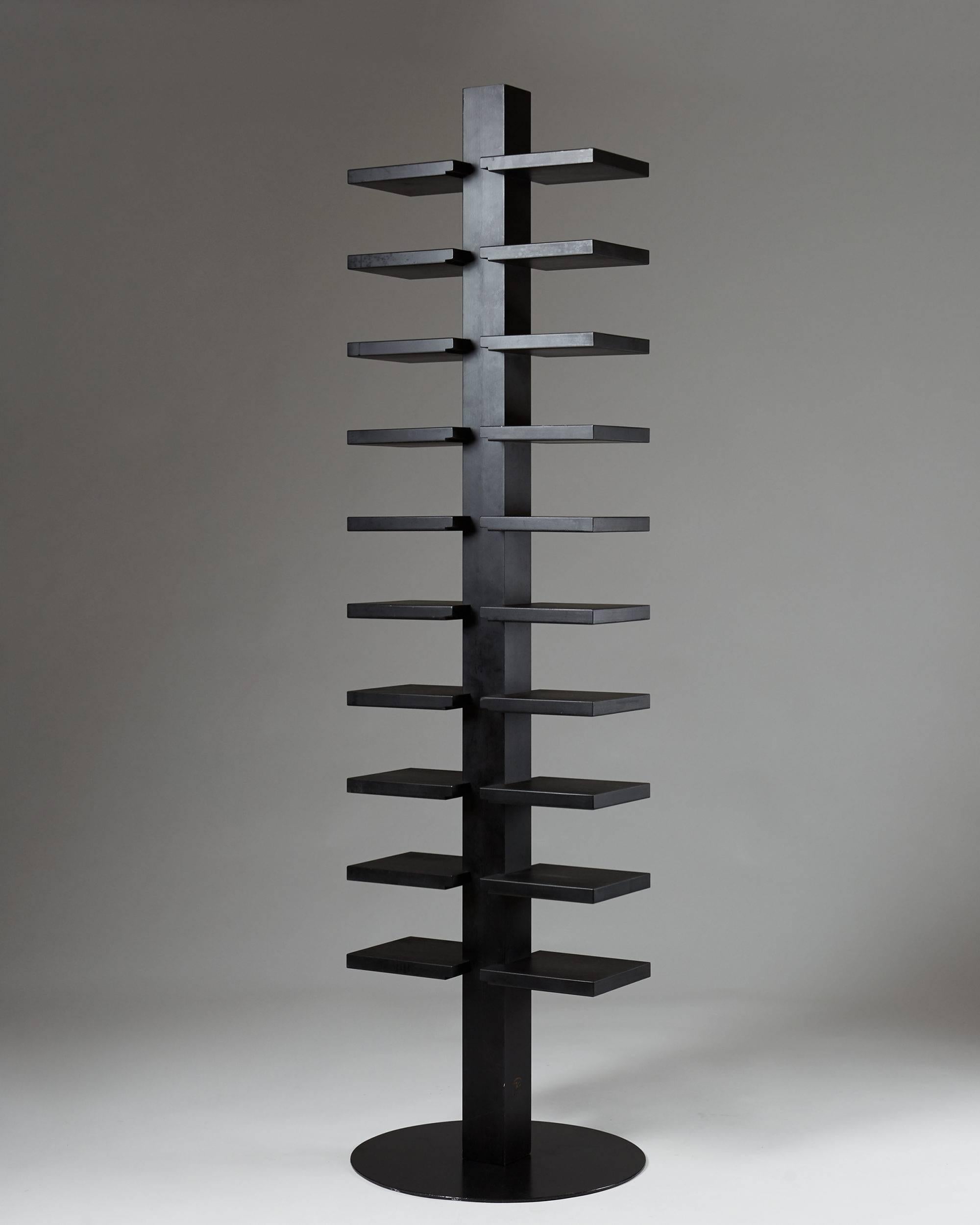 Bookshelf “Double Pilaster” designed by John Kandell for Källemo, Sweden, 1990s.

Lacquered wood and metal.

Measures: H 180 cm / 5' 11 1/4''.