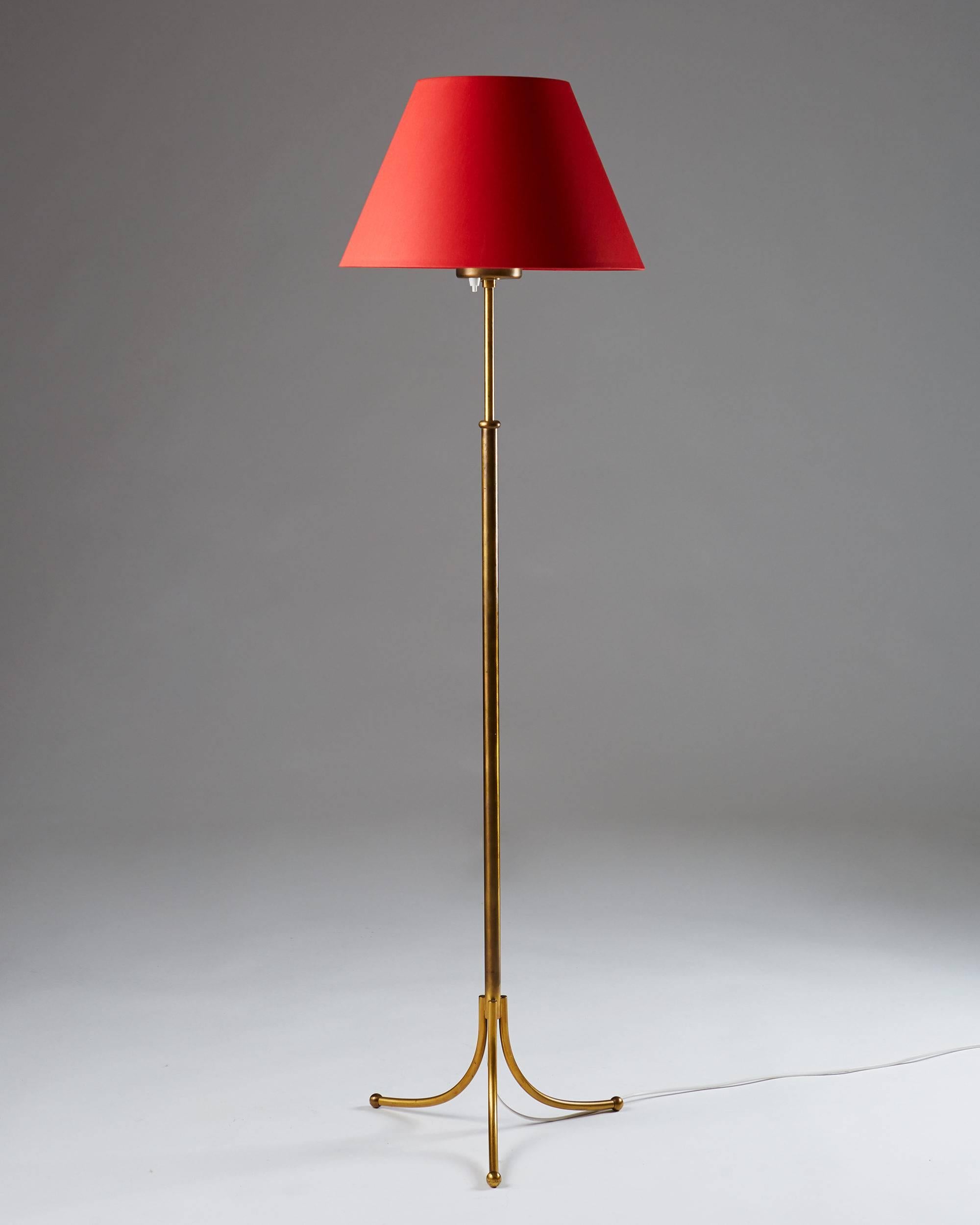 Floor lamp model 2326 designed by Josef Frank for Svenskt Tenn, Sweden, 1950s. Brass and fabric shade.

Measures: Adjustable height 101 -148 cm/ 39 3/4 - 4' 10 ¾”.