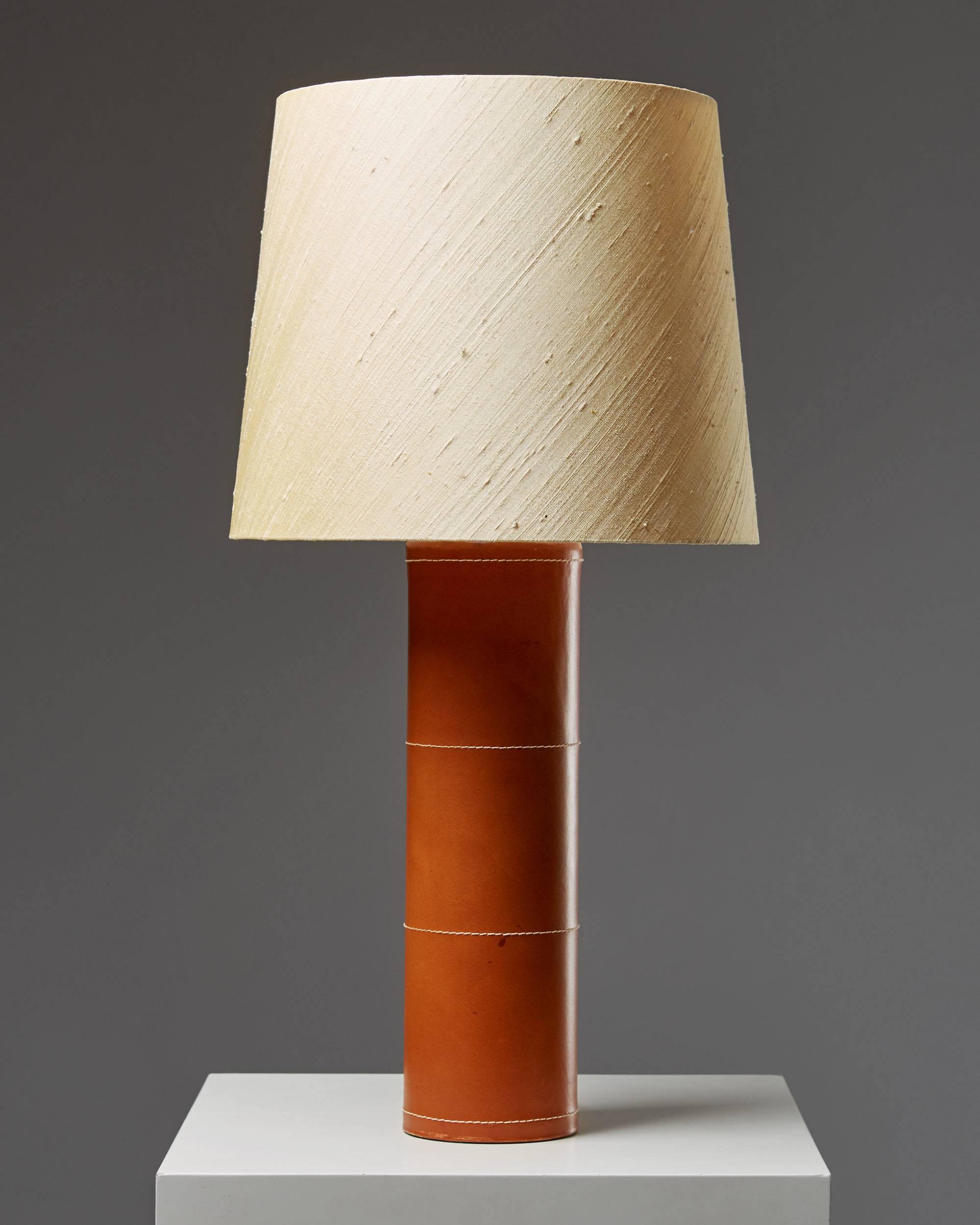 Table lamp, Anonymous by Bergbom’s, Sweden, 1960s. Leather with fabric shade.

Measures: H 62,5 cm/ 24 3/4''
Diameter 32cm 12 1/2