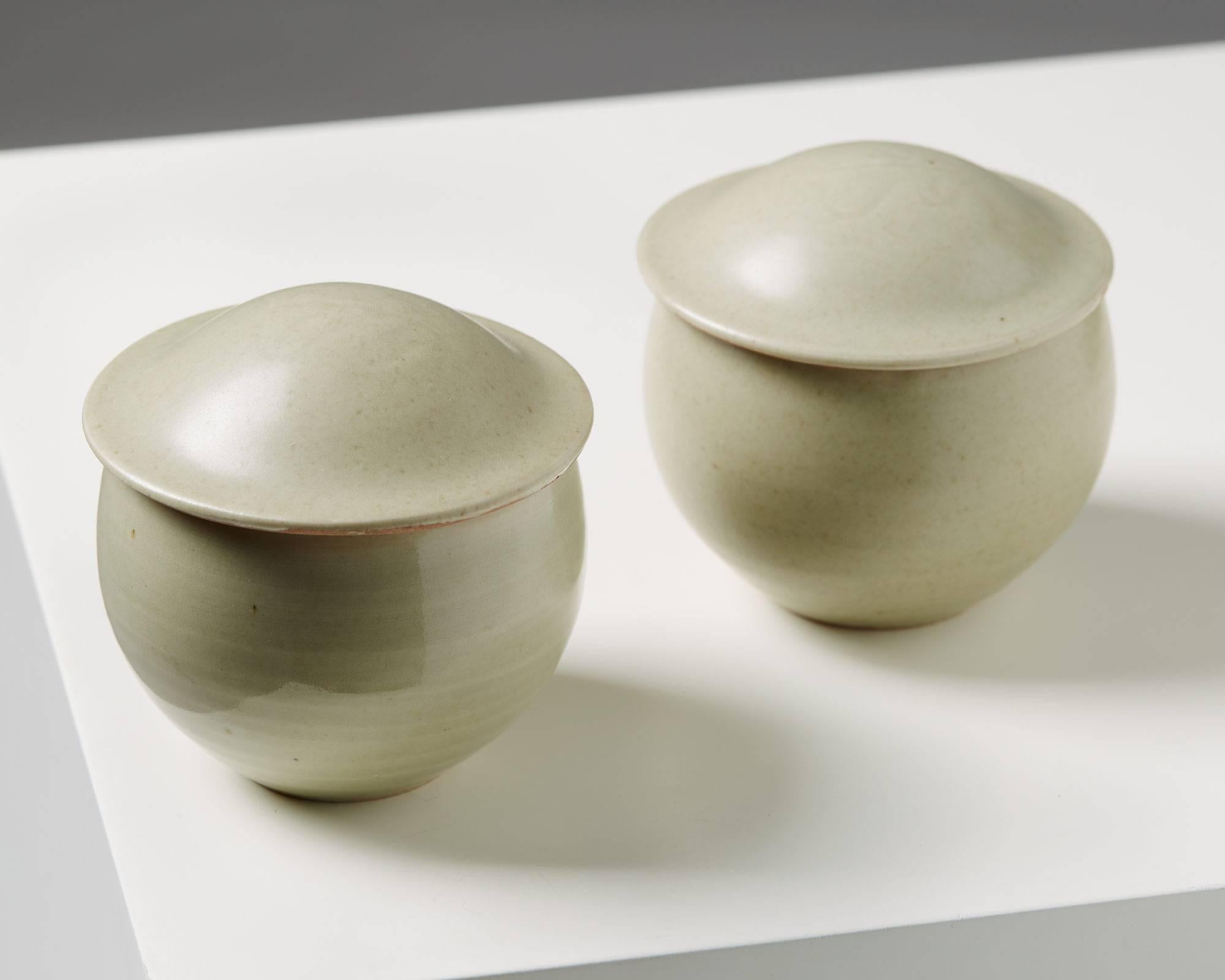 Pair of lidded bowls for St. Ives Pottery, England, 1980s. Stoneware.

Measures: Height 10 cm / 4''
Diameter 10 cm / 4''.