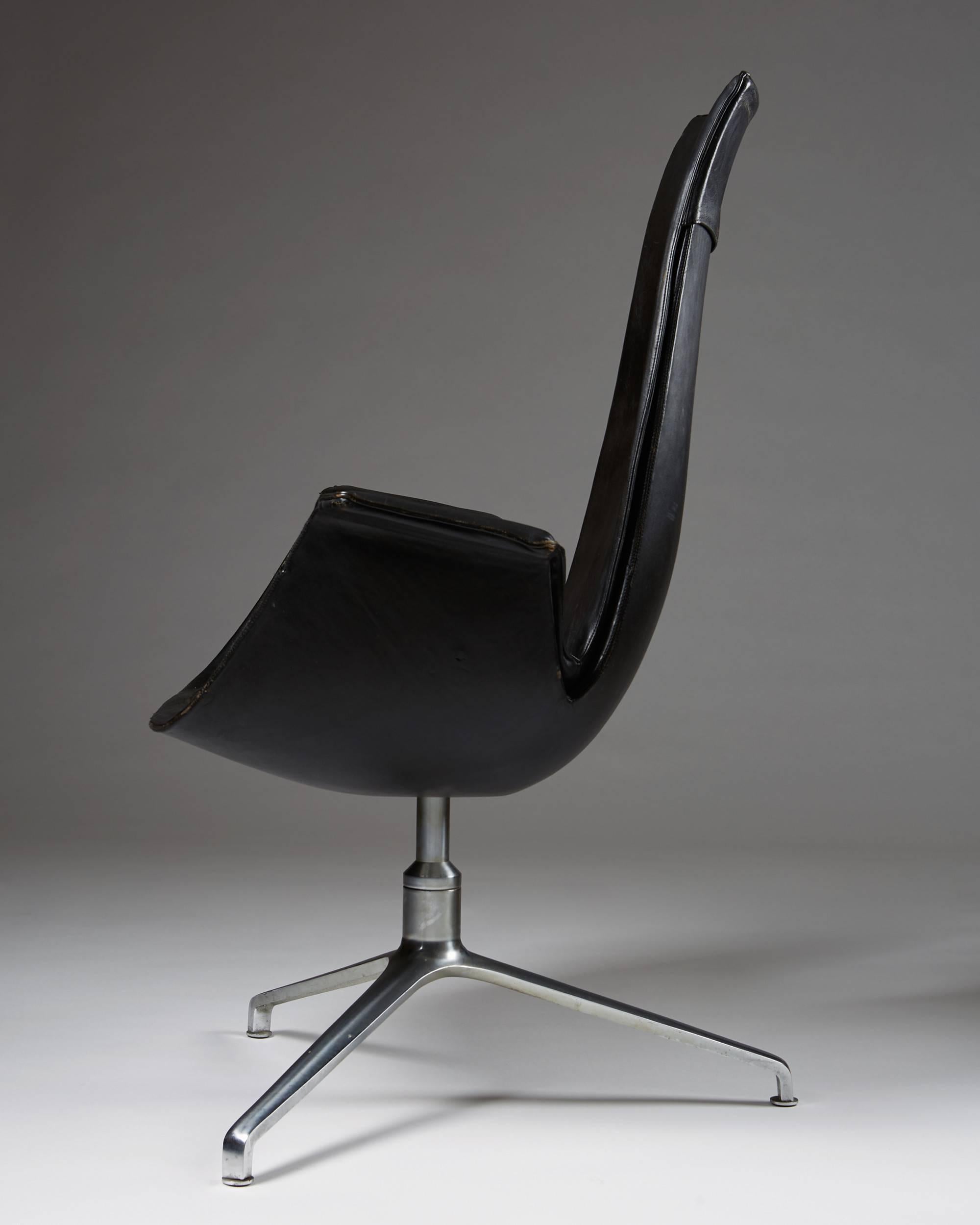 Tulip chair designed by Preben Fabricius & Jörgen Kastholm for Kill, Germany. 1960s. Aluminium and leather.
Measures:
H 108 cm/ 4 1/2''
SH 40 cm/ 16 ''
W 75 cm/ 29 1/2''
D 48 cm/ 19''.