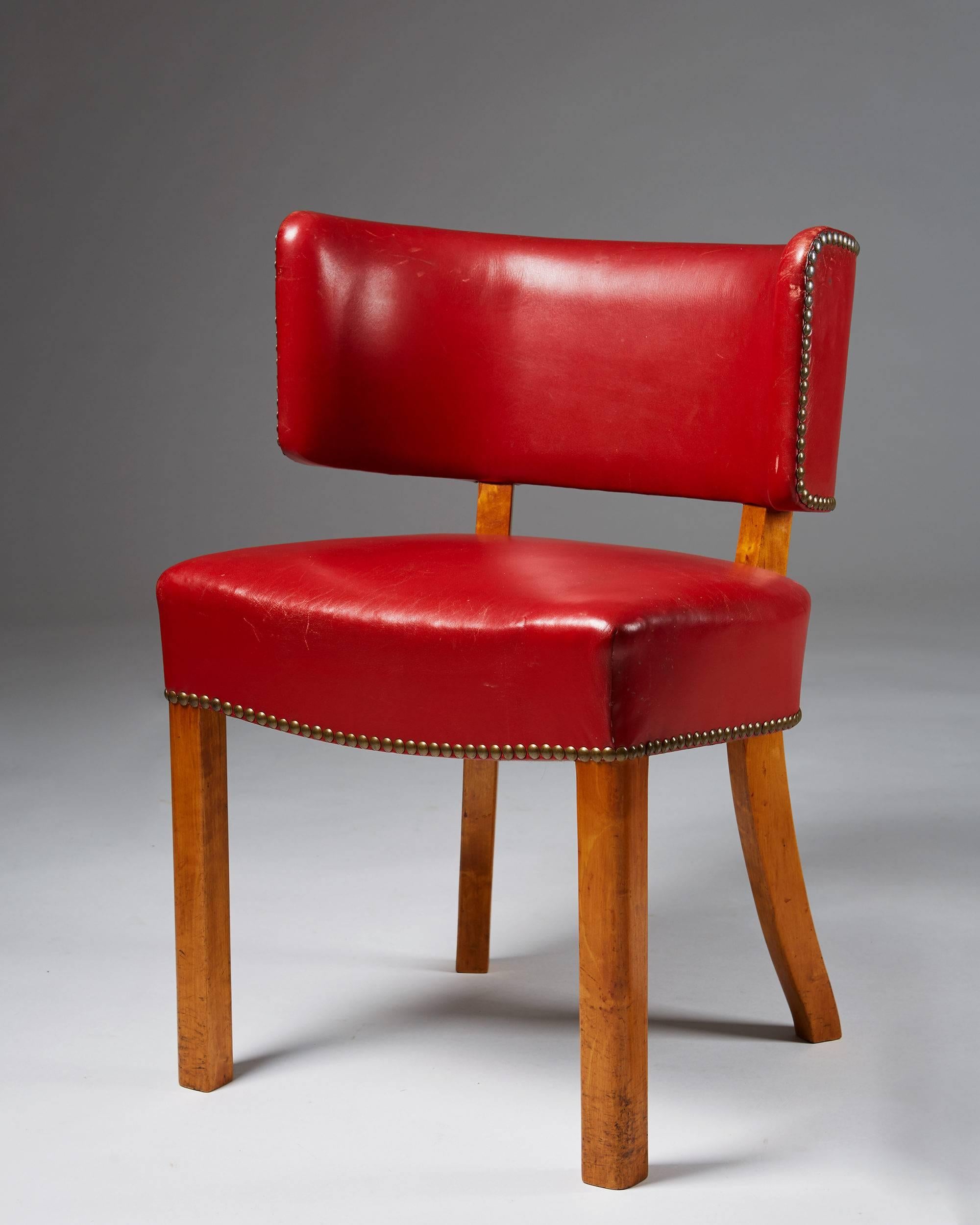 Set of six chairs, anonymous, Denmark, 1950s.
Birch and original red leather.

H: 78 cm/ 2' 7''
W: 60 cm/ 2'
D: 48 cm/ 18 7/8''
SH: 49 cm/ 19 1/4''.