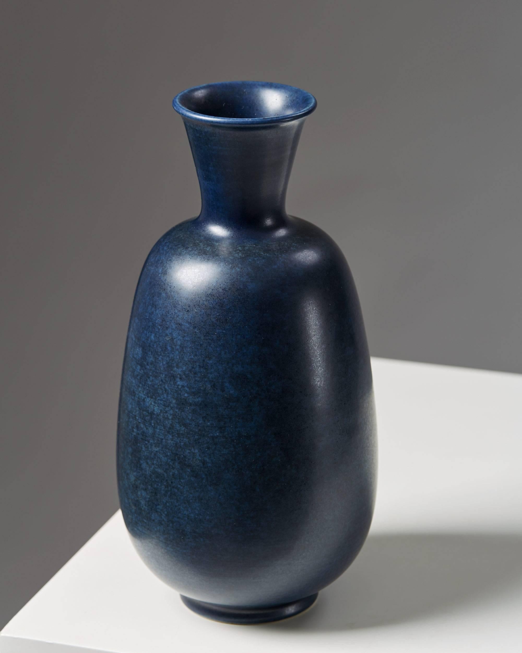 Vase designed by Erich and Ingrid Triller for Tobo, Sweden.
1950s.

Stoneware. Unique.