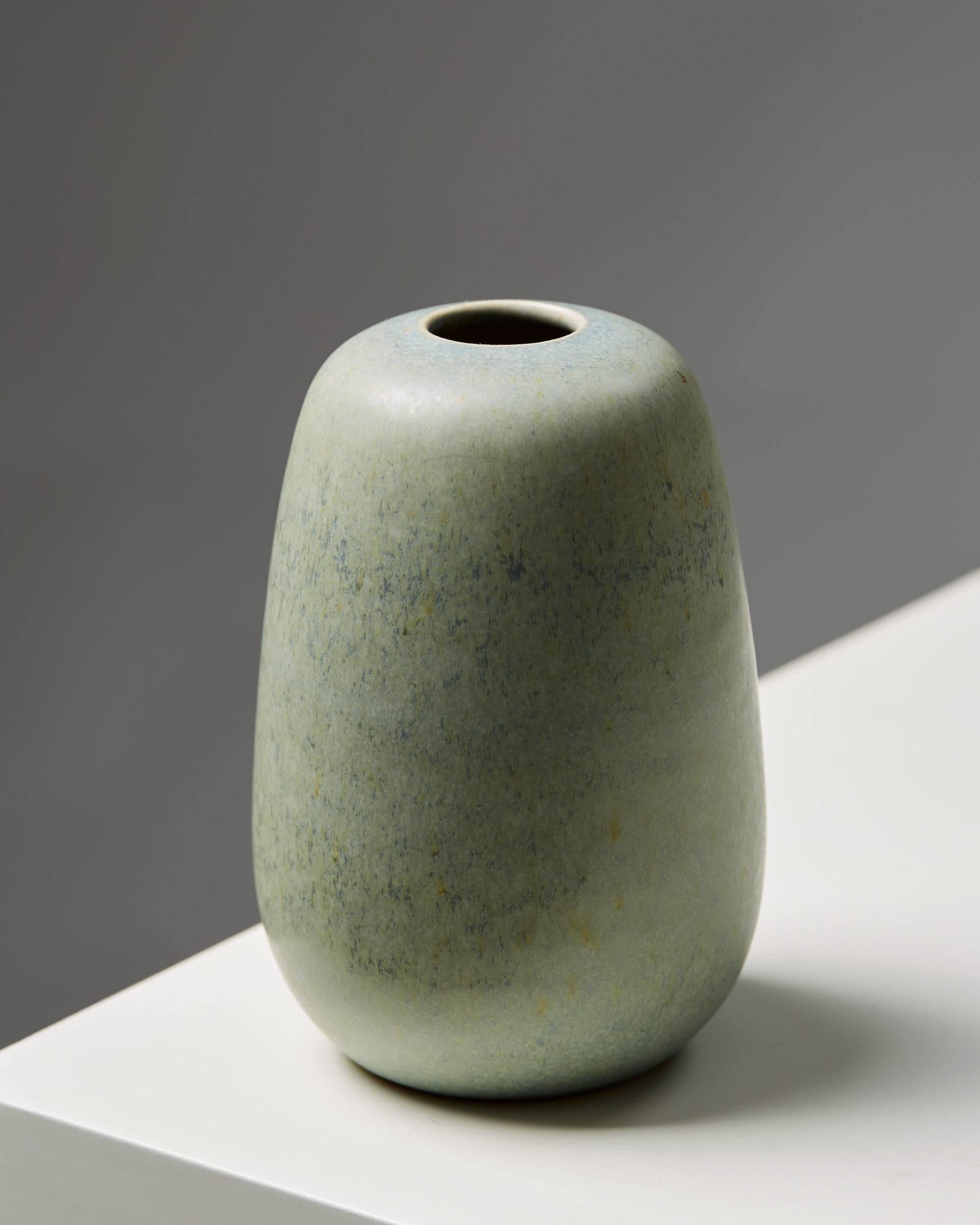 Vase designed by Erich and Ingrid Triller for Tobo, Sweden,
1950s.

Stoneware.

H: 12,5 cm/ 5''
D: 8 cm/ 3 1/4'.