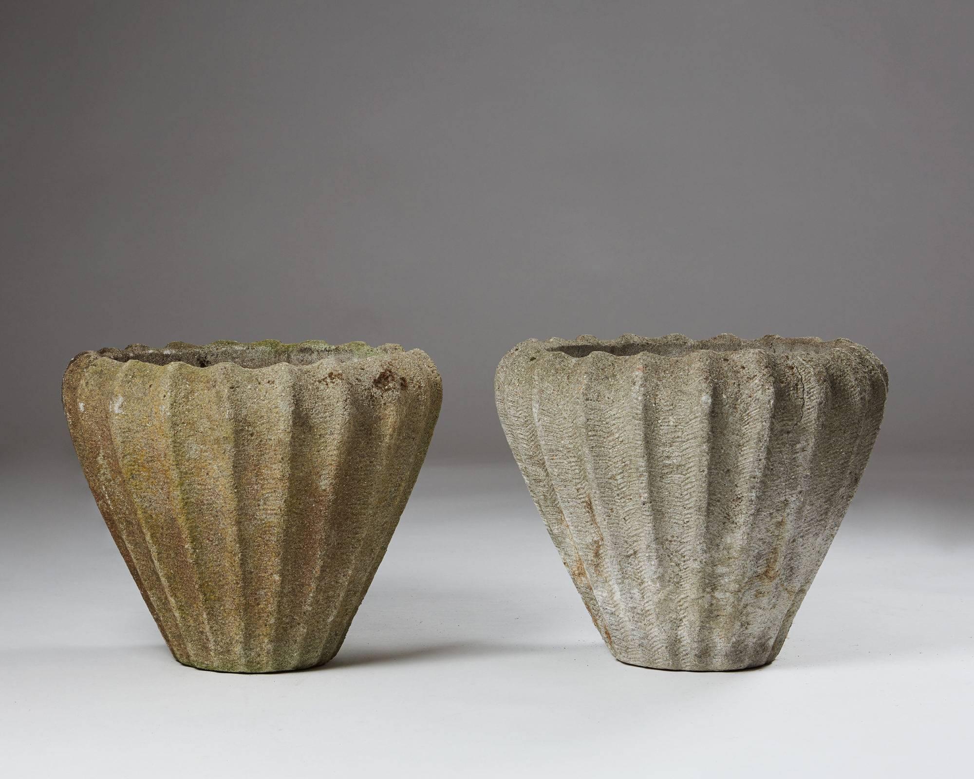 Pair of flower pots, anonymous, Denmark,
1940s.

Composite stone.

H: 40 cm/ 15 3/4''
D: 47 cm/ 18 1/2''.