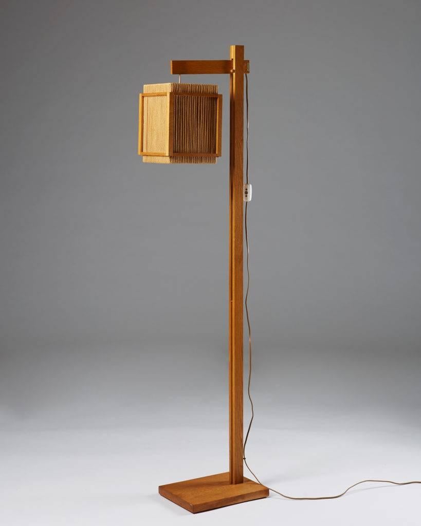 Floor lamp designed by Hans Kempe and Lars Ljunglöf for Hantverket,
Sweden, 1960s.

Oak and original string shade, adjustable in height.

Measures: H 151 cm/ 4' 11 1/2