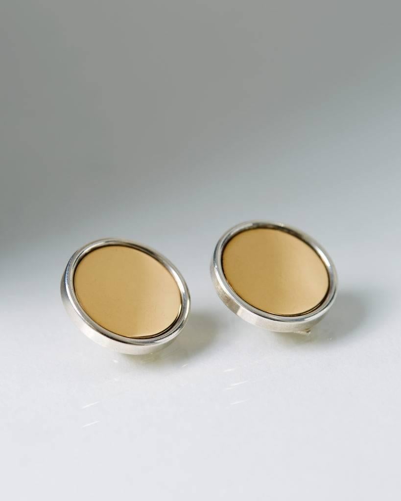 Pair of ear clips, anonymous, for Georg Jensen, 
Denmark. 1960s.

Sterling silver and gold mounted plaque.

Measures: D: 1,9 cm/ 3/4''.