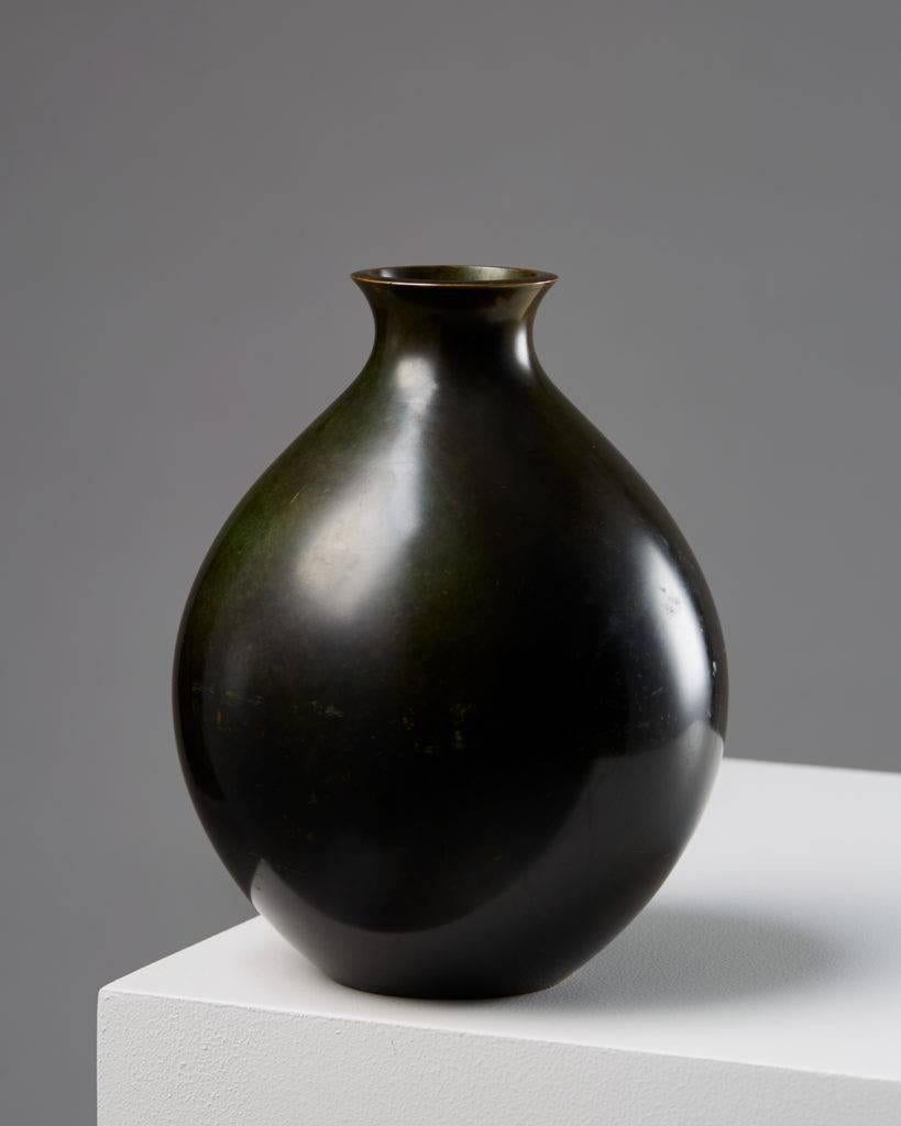 Vase designed by Just Andersen, 
Denmark, 1930s.

Patinated bronze.

H: 20 cm/ 7 7/8''