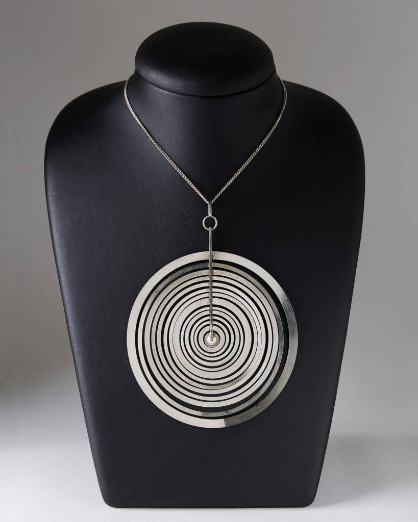 Necklace Silver Moon designed by Tapio Wirkkala for N. Westerberg, 
Finland. 1970s.

Sterling silver.

Pendant L: 11 cm/ 4 3/8''.