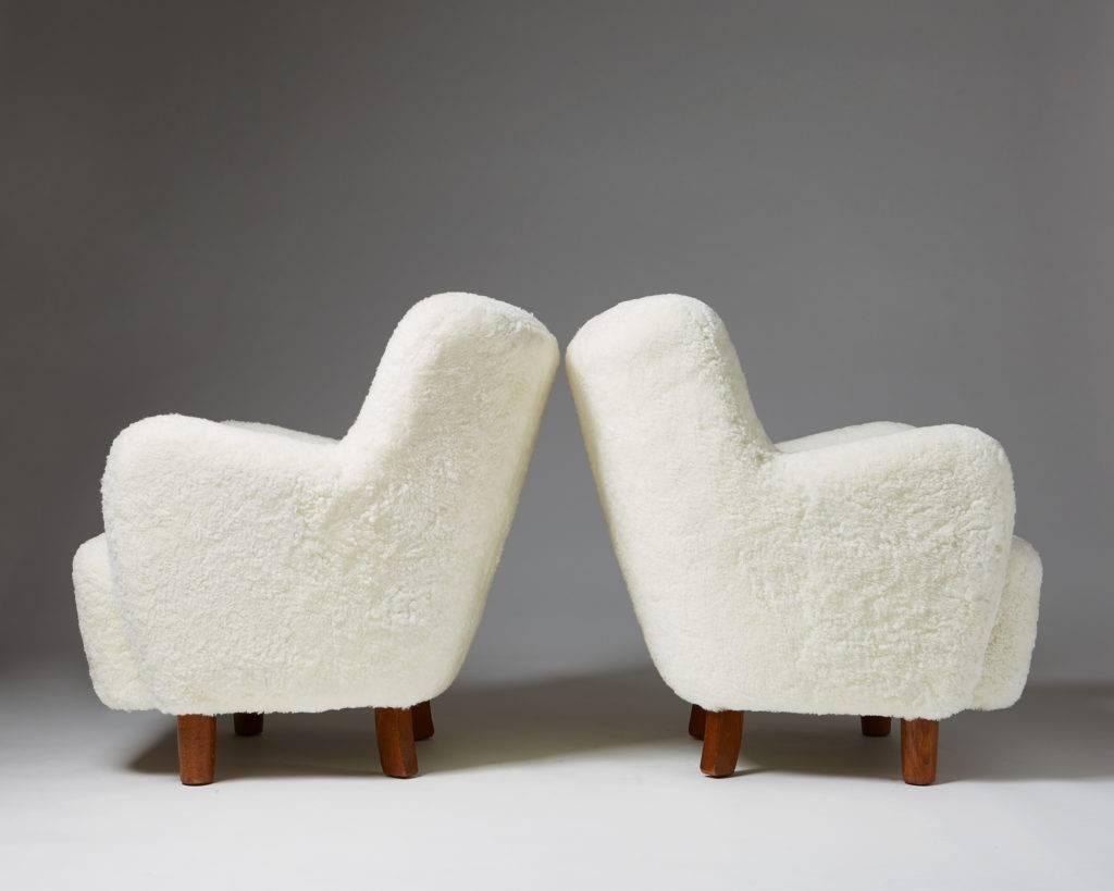 Scandinavian Modern Pair of white sheep skin armchairs, Anonymous, Denmark, 1940s