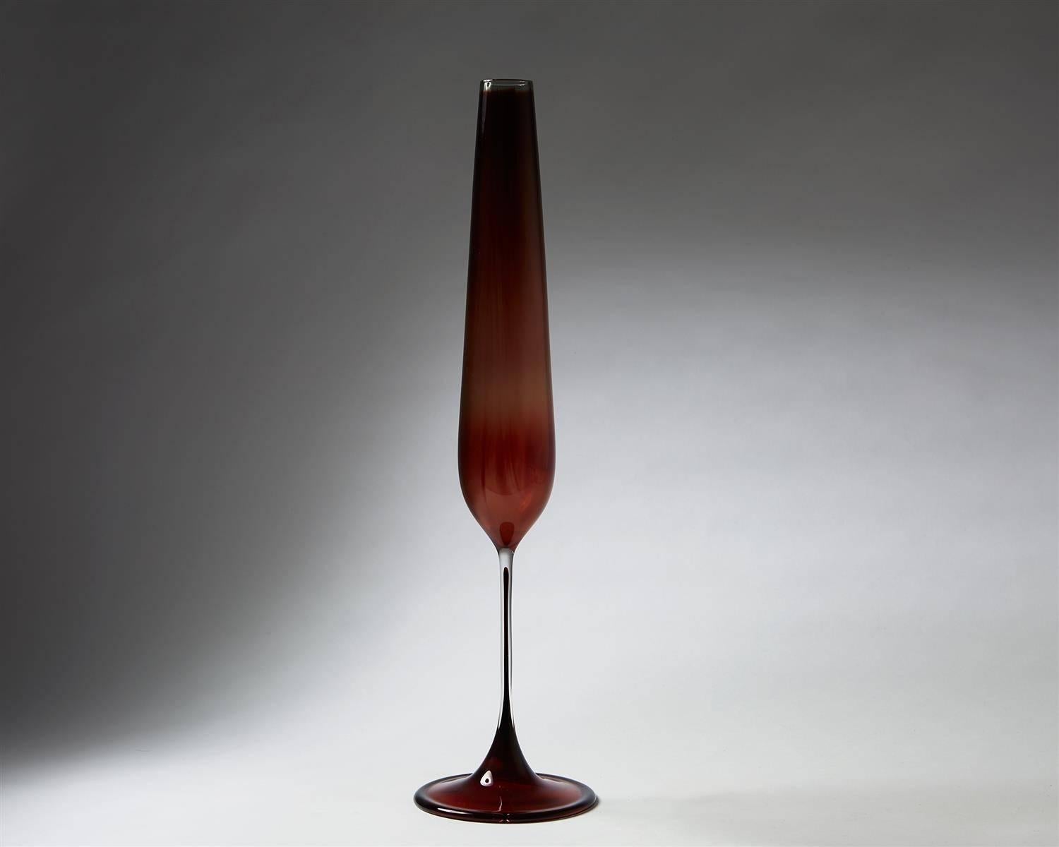 Vase, tulipe. Conçu par Nils Landberg pour Orrefors, Suède, 1957.

Le verre. 

Mesure H 46 cm / 18''.