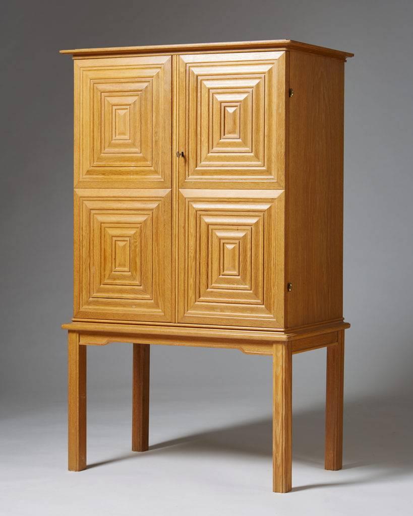 Cabinet designed by Oscar Nilsson for Svensk Möbelindustri, 
Sweden, 1940s.

Oak.

Measure: H 133,5 cm/ 4' 5''
L 83 cm/ 2' 9 1/4''
D 41 cm/ 16''.