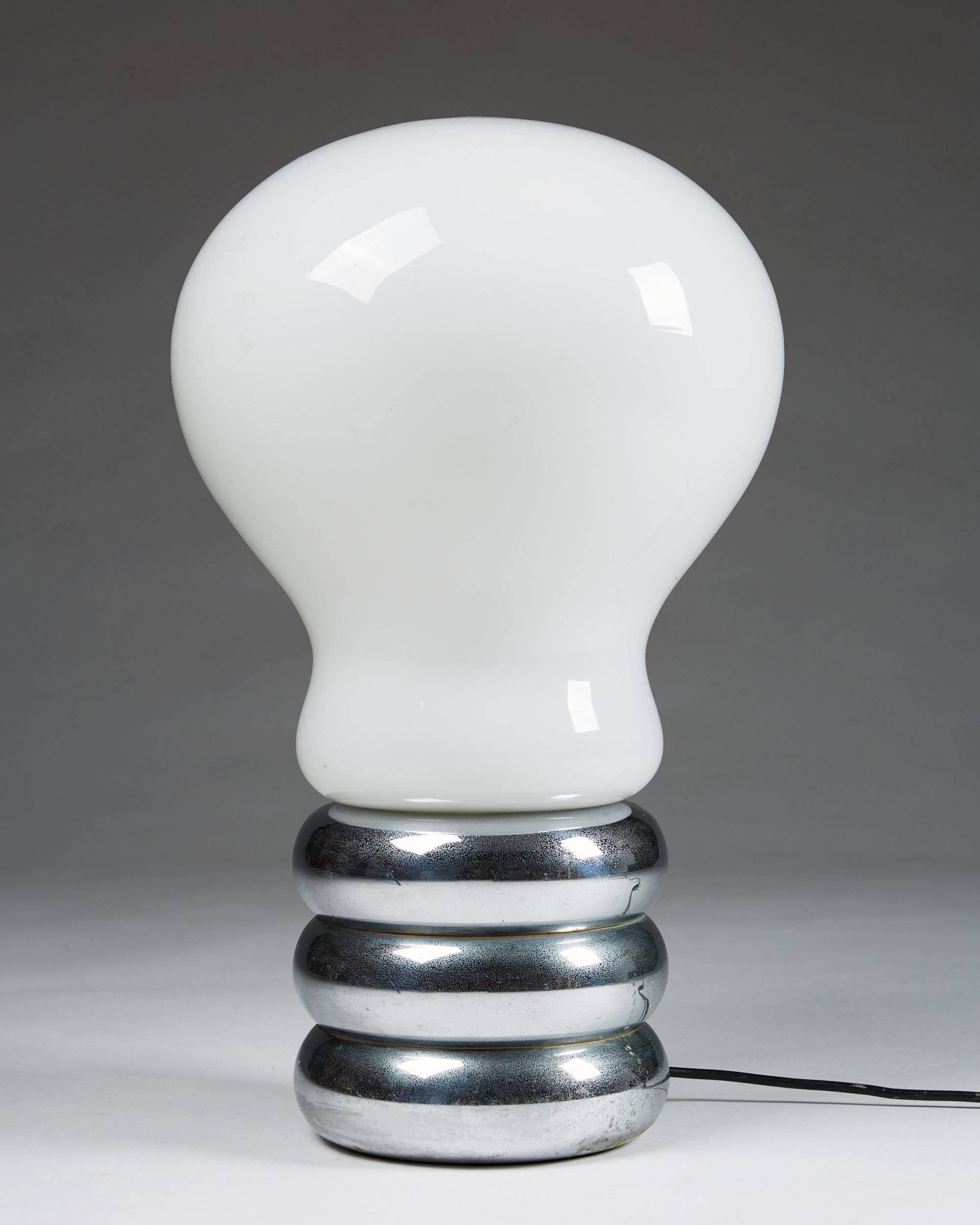Table lamp giant bulb designed by Ingo Maurer for design M, 
Germany, 1967.

Glass and chromed metal.

Measure: H 54 cm/ 21 1/4''
D 33 cm/ 13''.