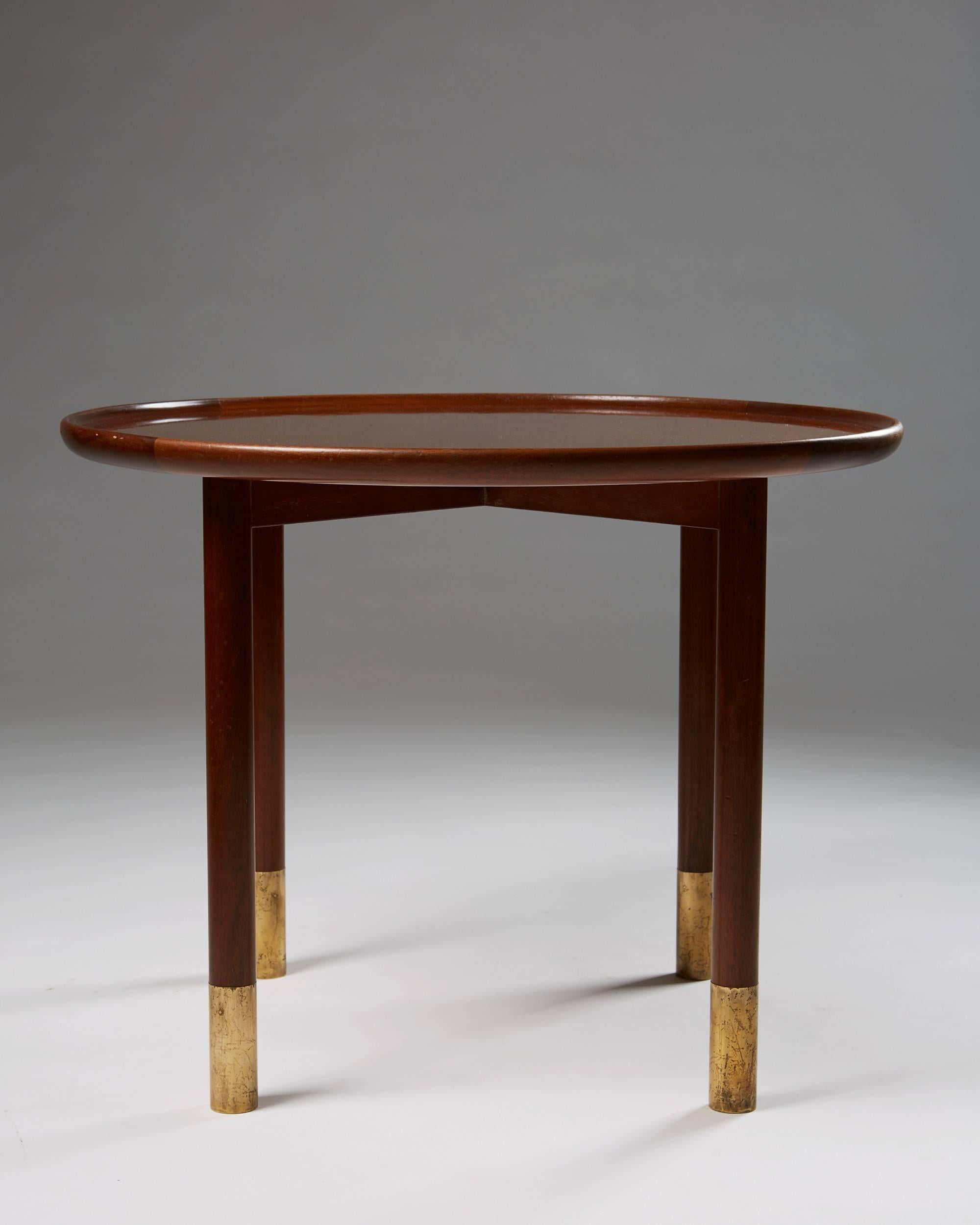 Occasional table attributed to Flemming Lassen, Denmark, 1930s.
Mahogany and brass.

H: 53 cm/ 21''.
D: 70 cm/ 27 1/2''.