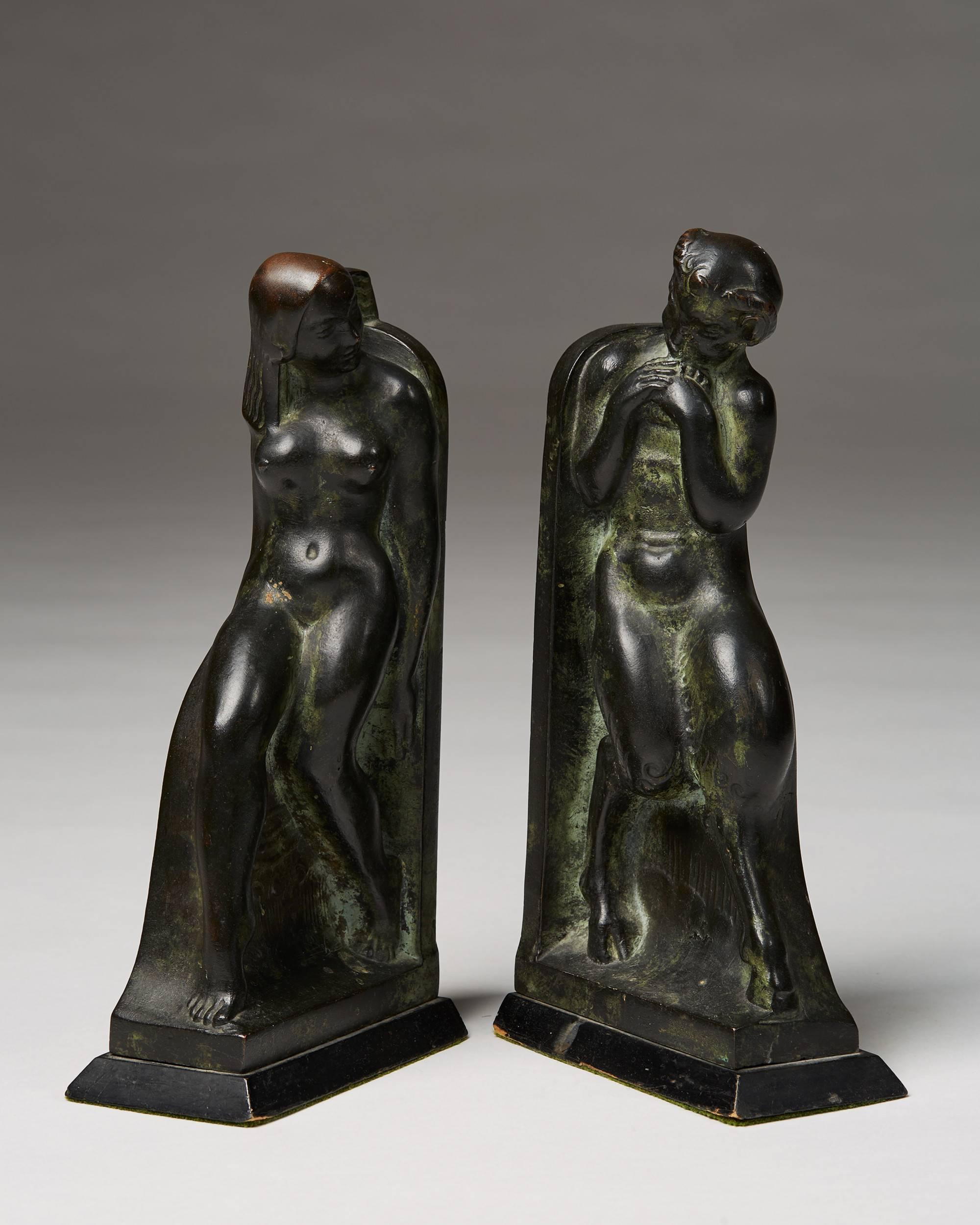 Pair of bookends designed by Axel Gute, Sweden, 1919.
Bronze with wood bases.
Measure: H 27 cm/ 10 1/2''.