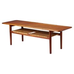 Mesa auxiliar "Modelo AT-10" diseñada por Hans J. Wegner para Andreas Tuck