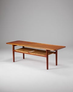 Mesa auxiliar "Modelo AT-10" diseñada por Hans J. Wegner para Andreas Tuck