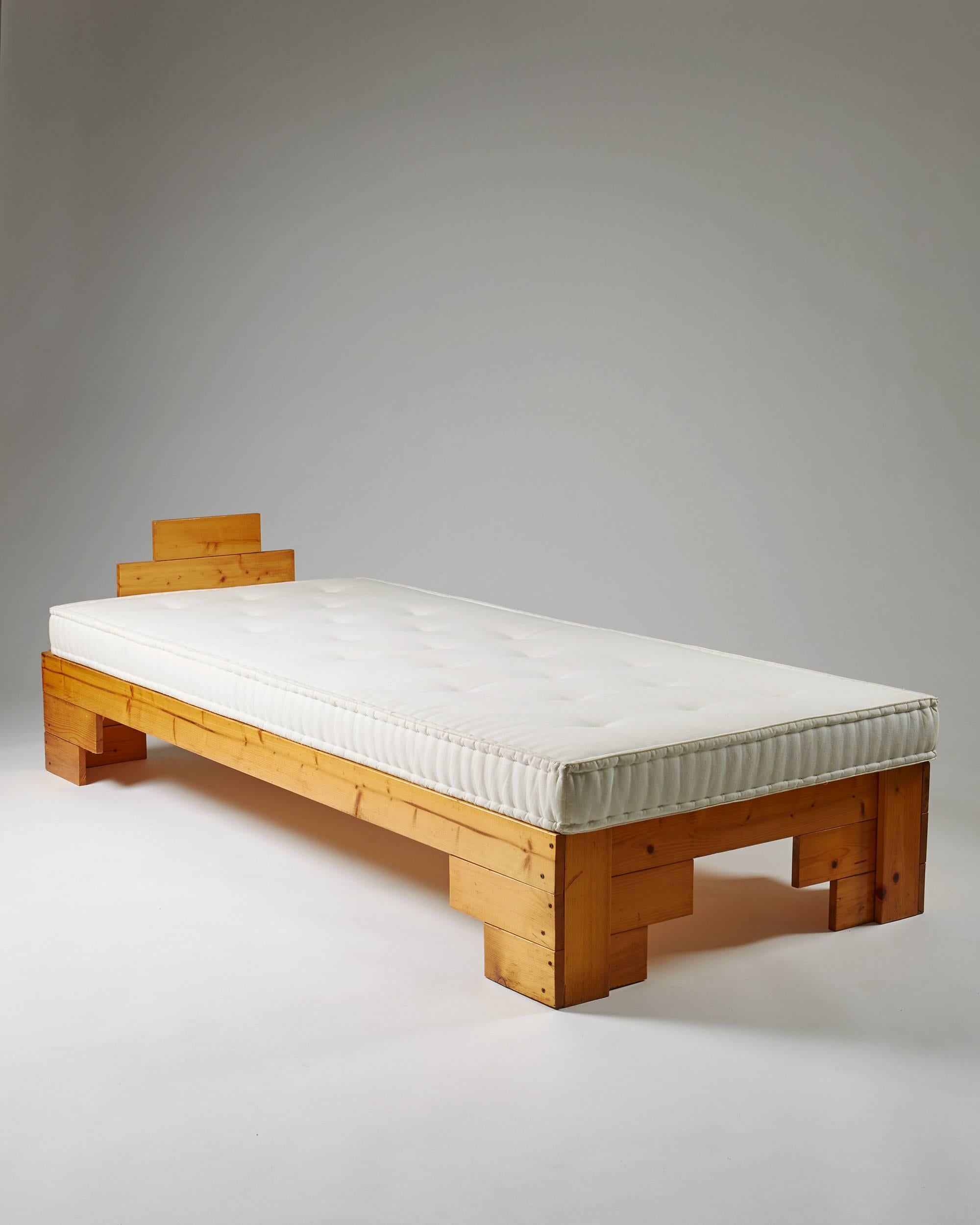 Daybed, Effe. Designed by Enzo Mari for the Metamobile series for Simon International, Italy, 1973.
Pine and cotton covered mattress.
From a very small series production. 

Dimension: 43 cm/ 17'' H,
200 cm/ 79'' L,
90 cm/ 30 1/2'' D.