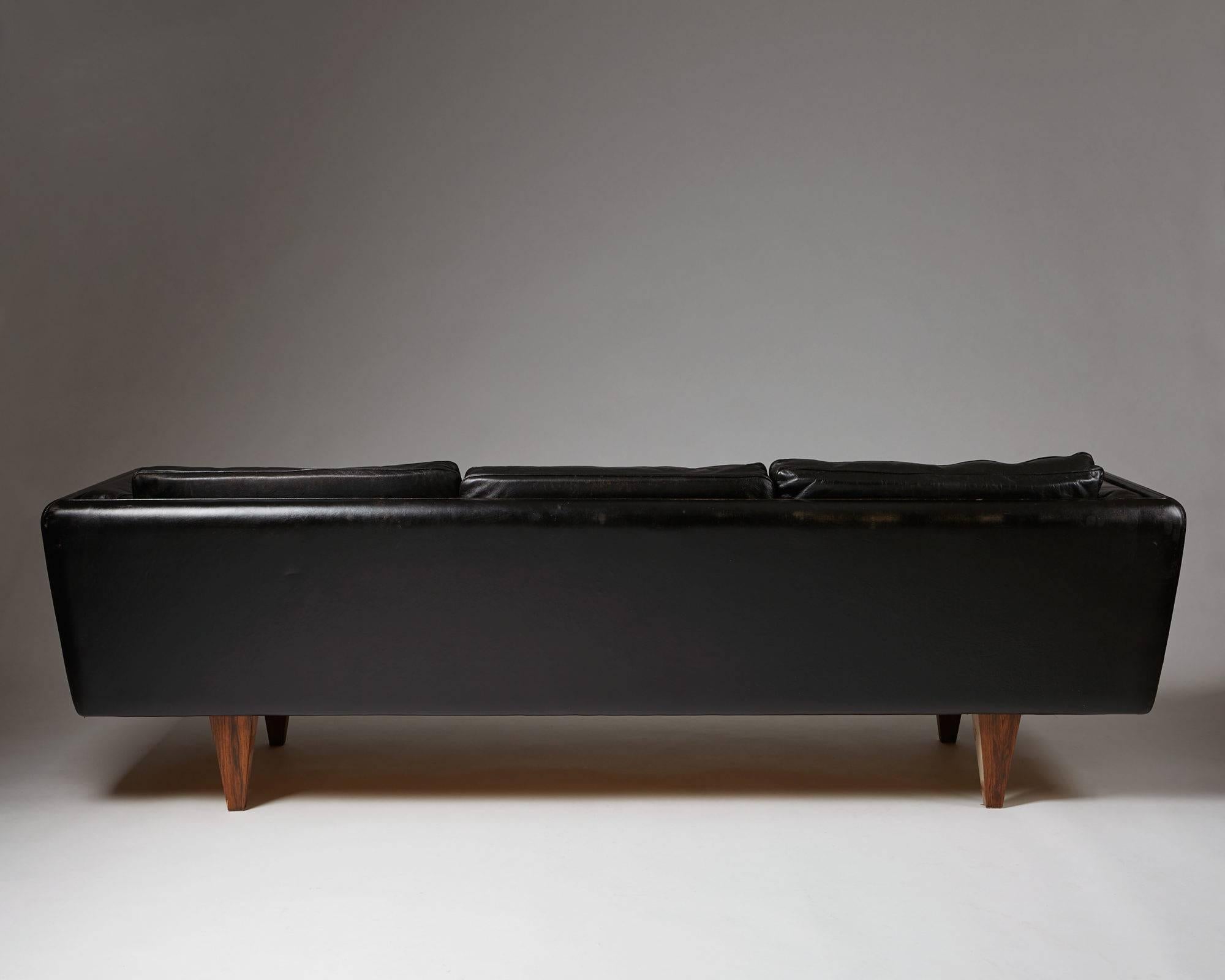 Three-seat sofa designed by Illum Wikkelsø, Denmark, 1960s.
Rosewood and leather.
