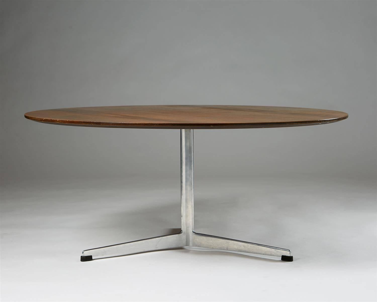 Occasional table designed by Arne Jacobsen for Fritz Hansen, Denmark, 1960s.
Aluminium and rosewood.