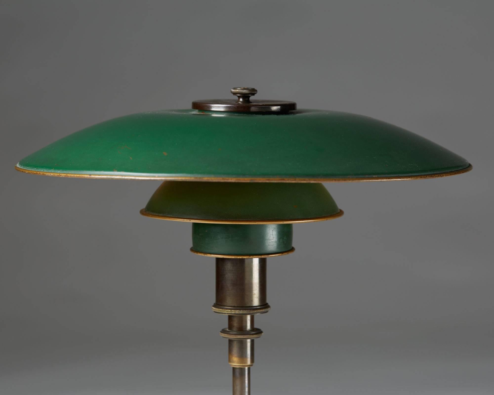 Table lamp PH 3/2 designed by Poul Henningsen for Louis Poulsen, Denmark, 1926. Lacquered copper shades and patinated bronze lamp foot.
Stamped: PAT. APPL.
    