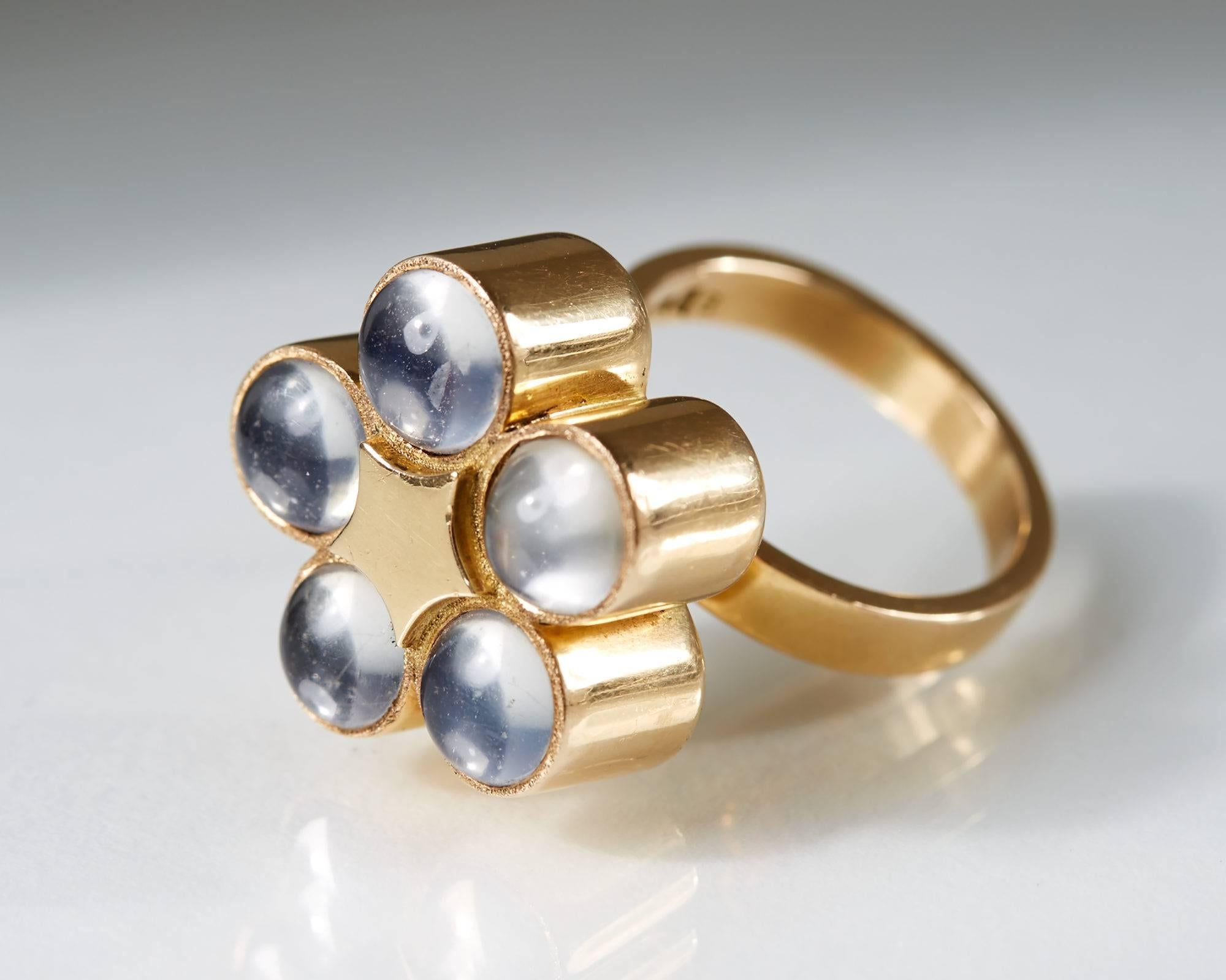 Ring designed by Sigurd Persson, Sweden, 1974.
18-carat gold and moonstones.
Size: 19 mm/
Weight: 20 gr.
 