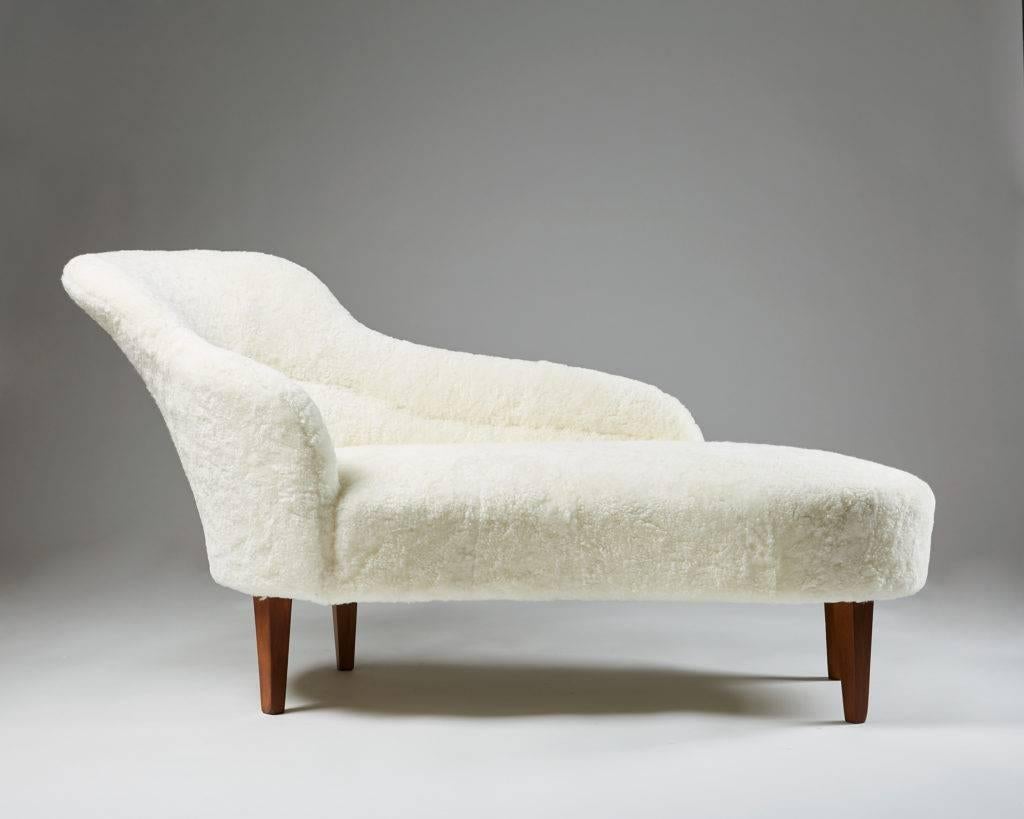 Chaise longue, Anonymous, 
Sweden, 1950s.

Birch and sheep skin.