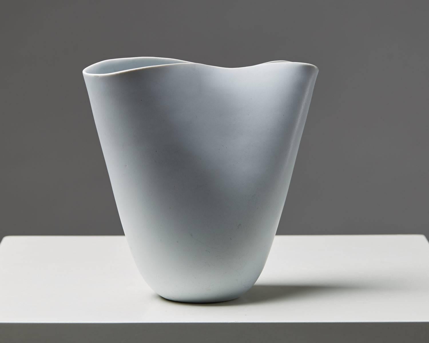 Vase “Veckla” designed by Stig Lindberg for Gustavsberg, 
Sweden, 1940s.

Porcelain based stoneware.

Measures: H 19 cm/ 7 1/2''.