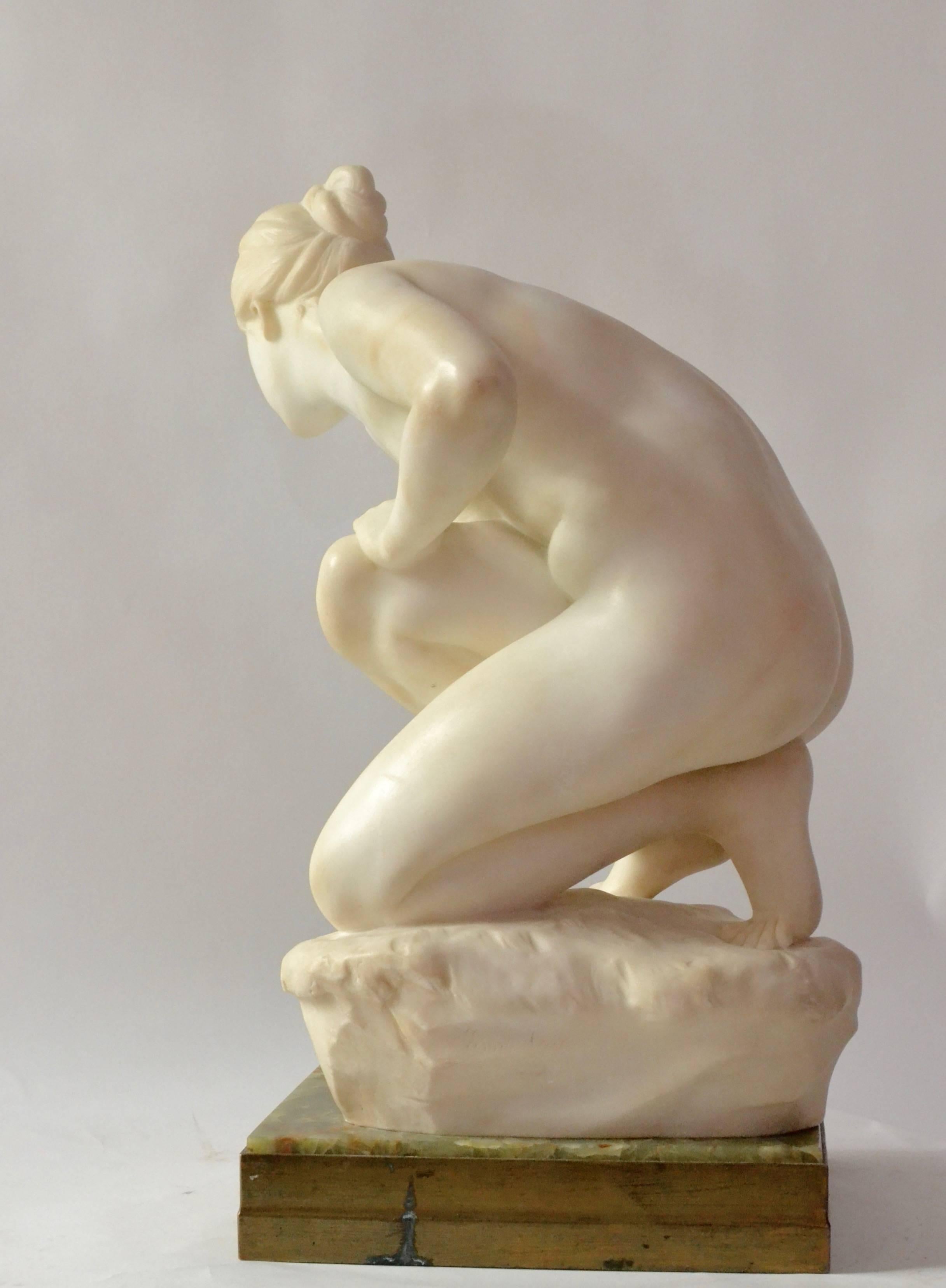 Skulptur einer Frau aus weißem Marmor:: genannt ¨Wasserschöpferin¨:: auf einem Sockel aus vergoldeter Bronze und Onyx:: signiert Emil Cauer:: deutscher Künstler (1867-1946). Eine Originalskulptur von 1903 befindet sich in der Berliner