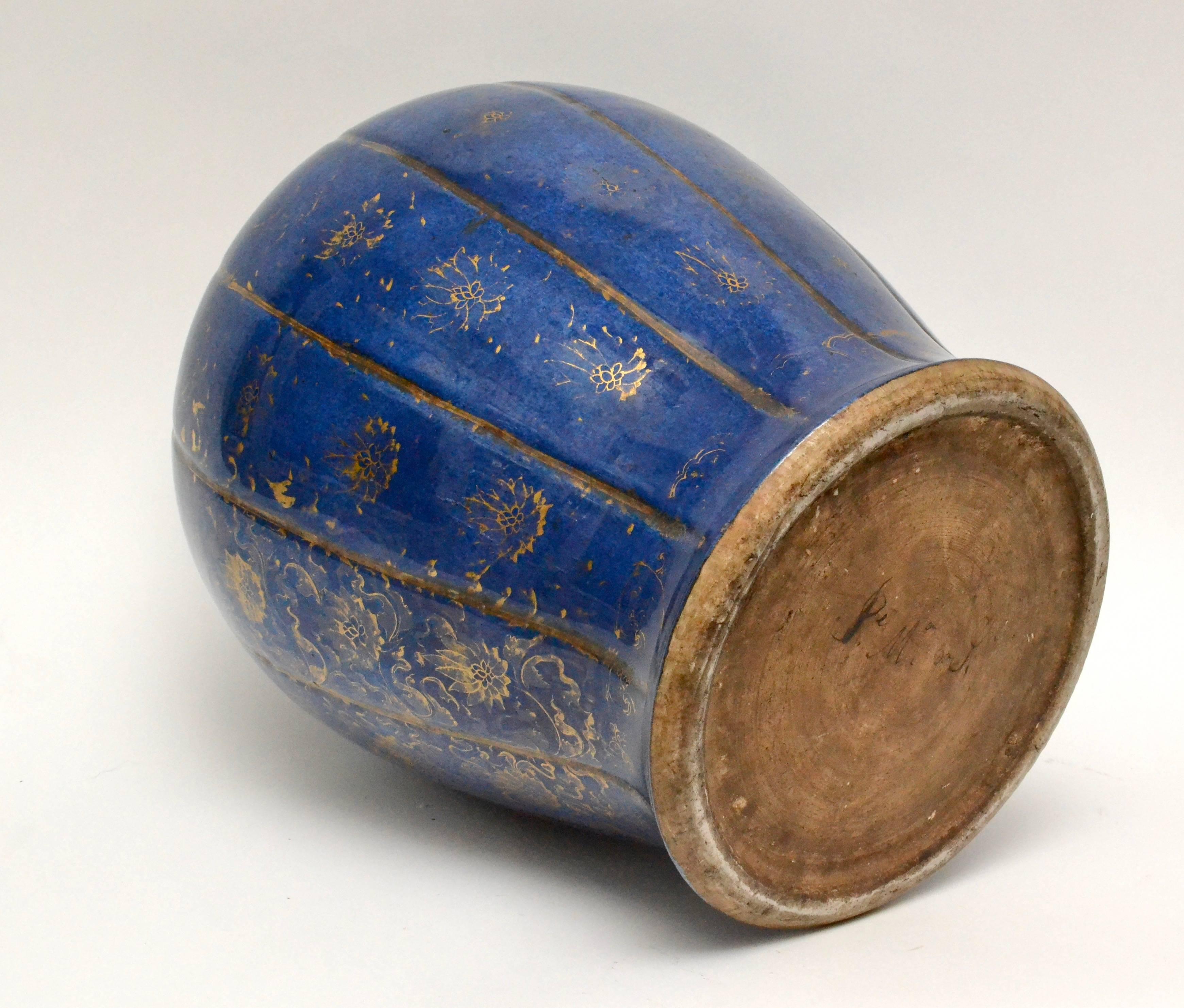 Chinese Powderblue Urn with a Lid from the Kangxi Period (1661-1722) In Good Condition In Stockholm, SE