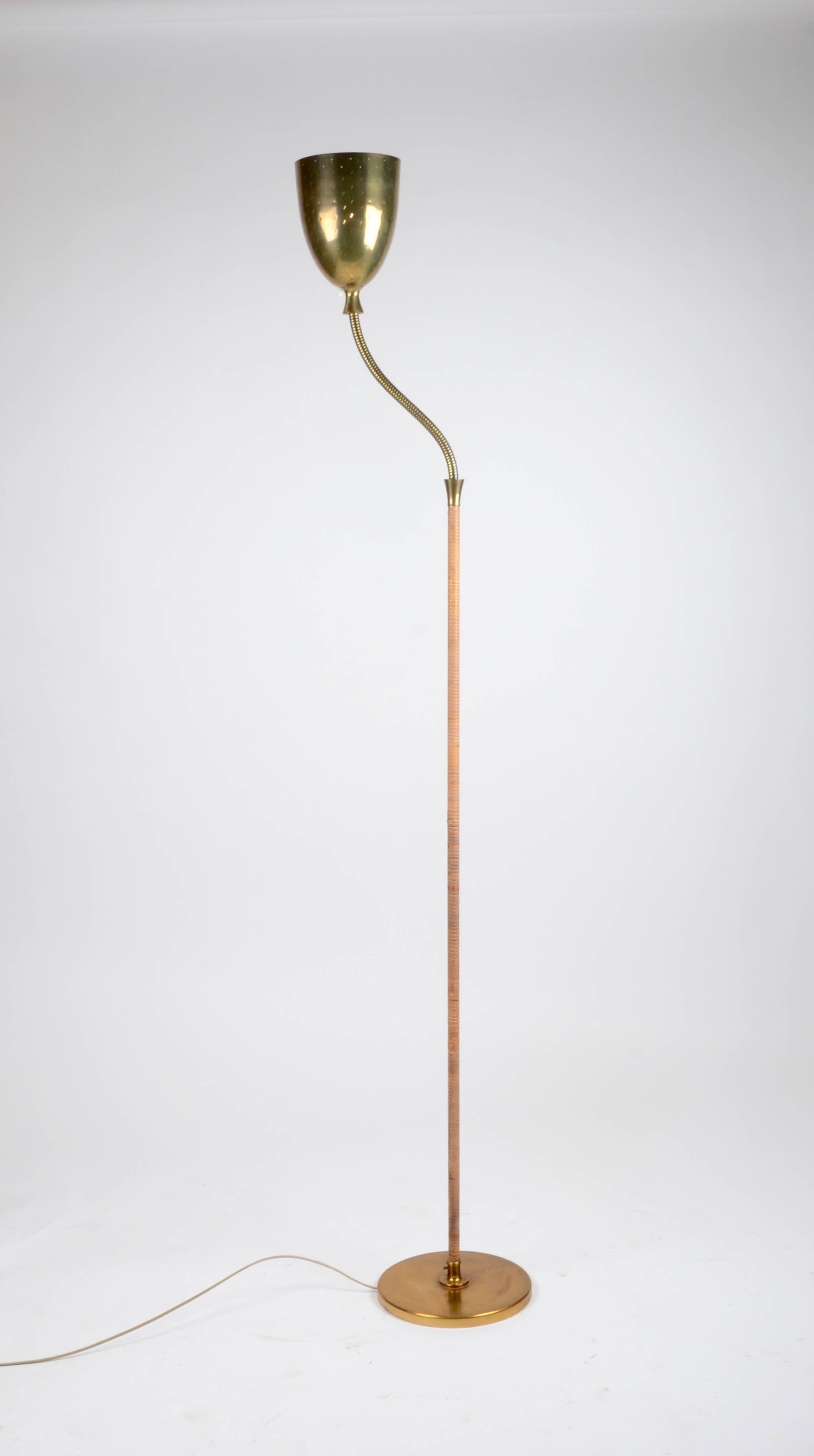 Floor lamp in brass and rattan with adjustable shade. Made by Itsu, Finland, 1950s.