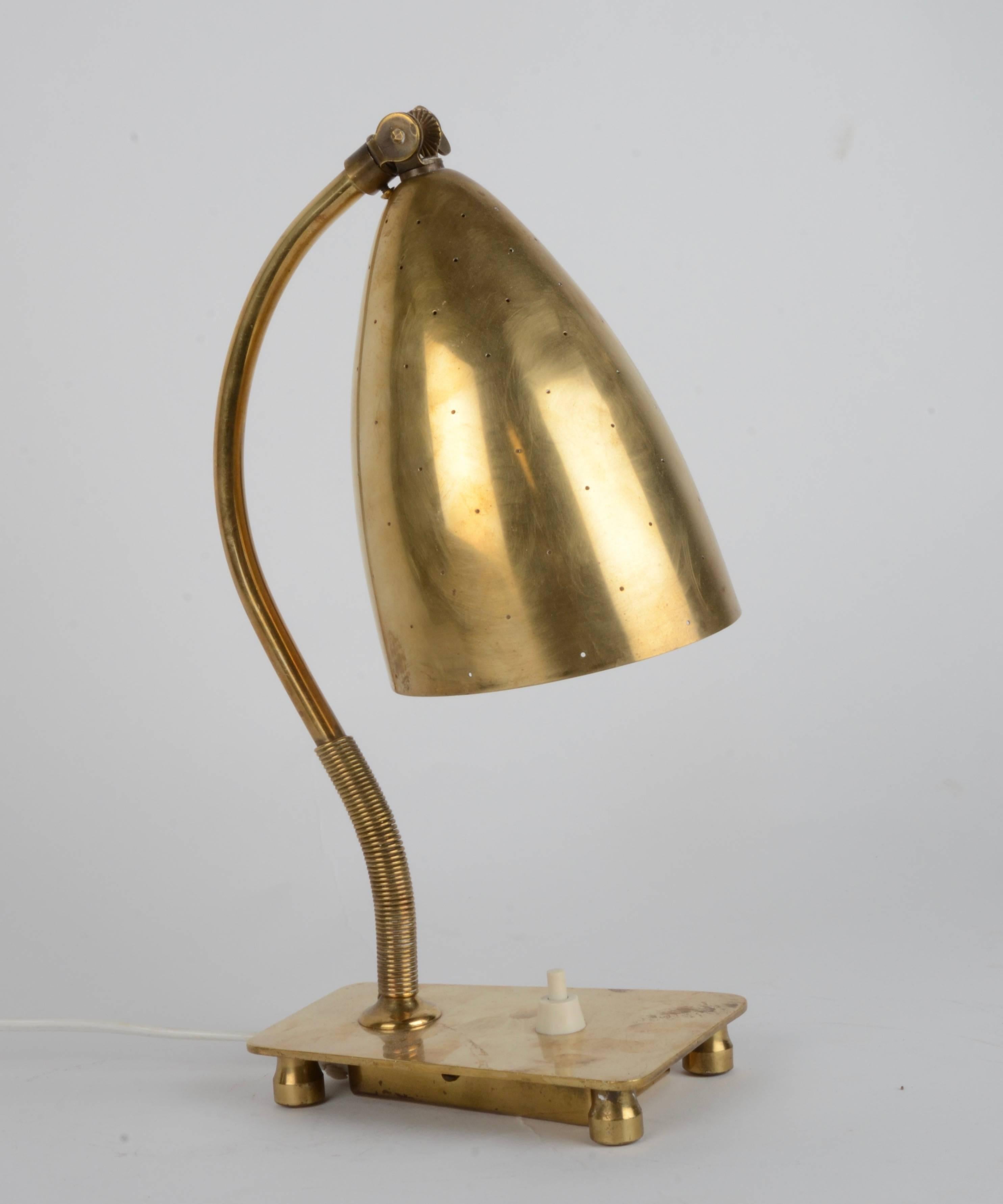 Tischlampe aus Messing, Modell EV 54 von Itsu, Finnland, Mitte der 1900er Jahre (Moderne der Mitte des Jahrhunderts) im Angebot