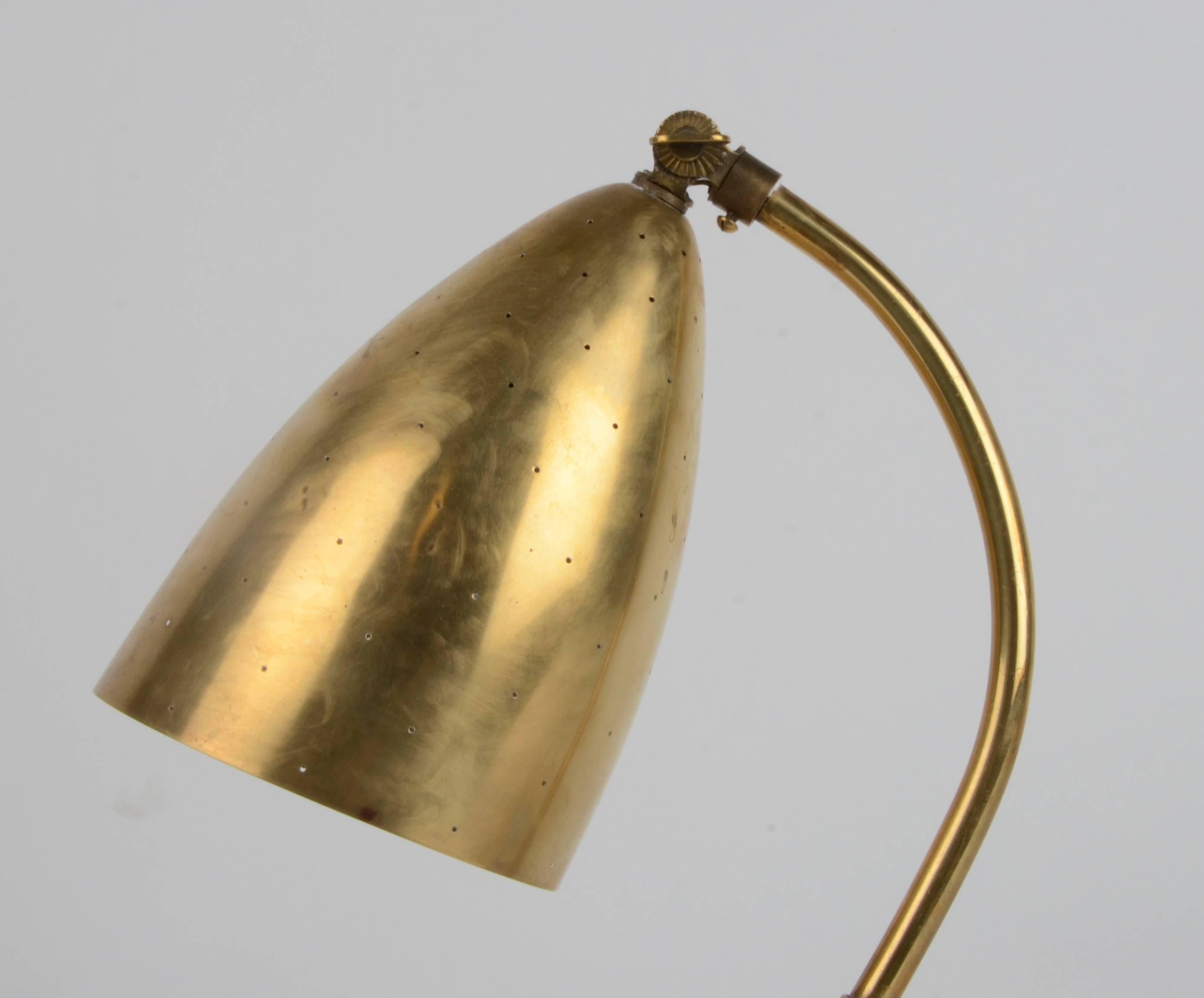 Tischlampe aus Messing, Modell EV 54 von Itsu, Finnland, Mitte der 1900er Jahre im Zustand „Gut“ im Angebot in Stockholm, SE